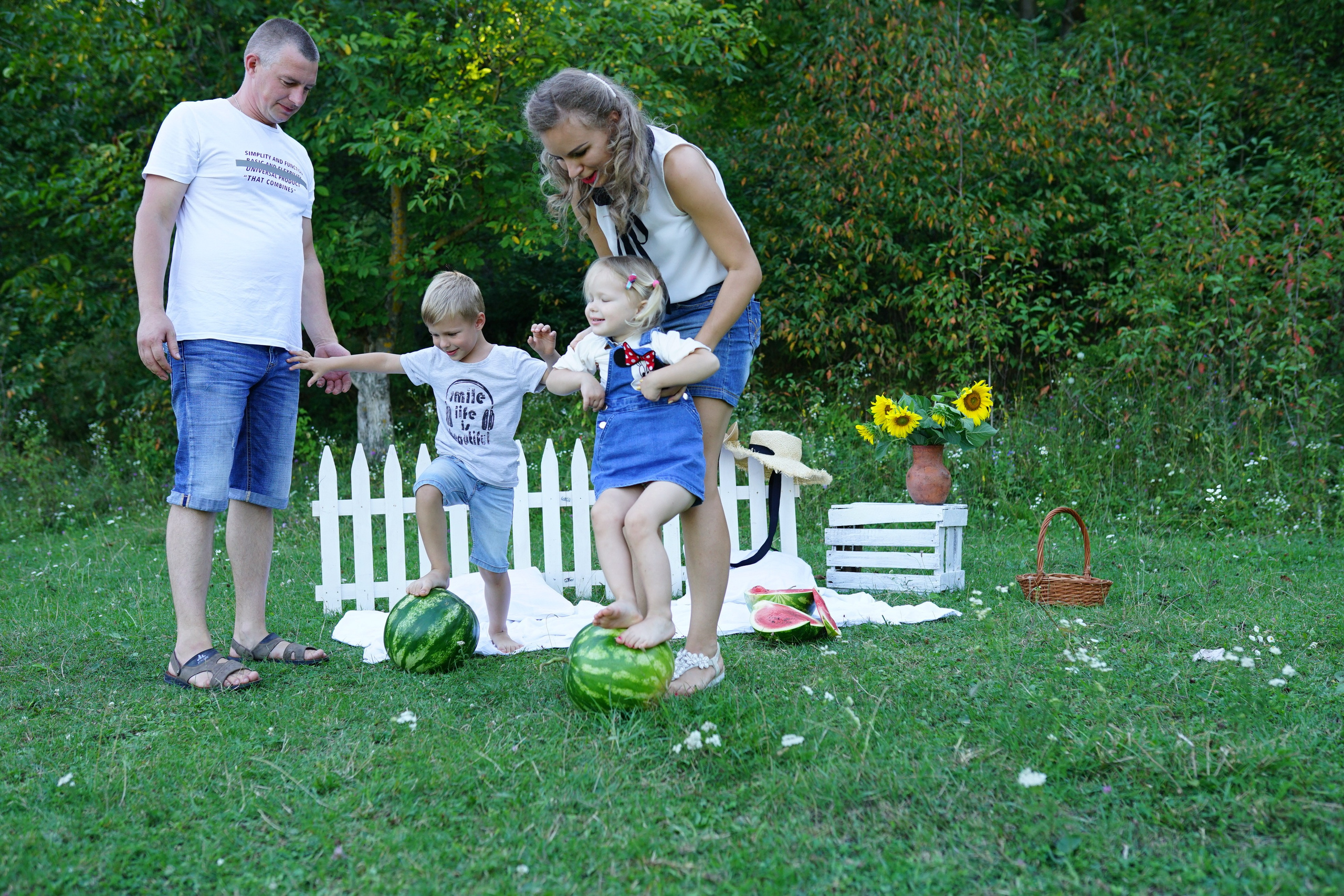 Сімейна фотосесія з кавунами. Family photographer in Kiev Natalia Shkavron