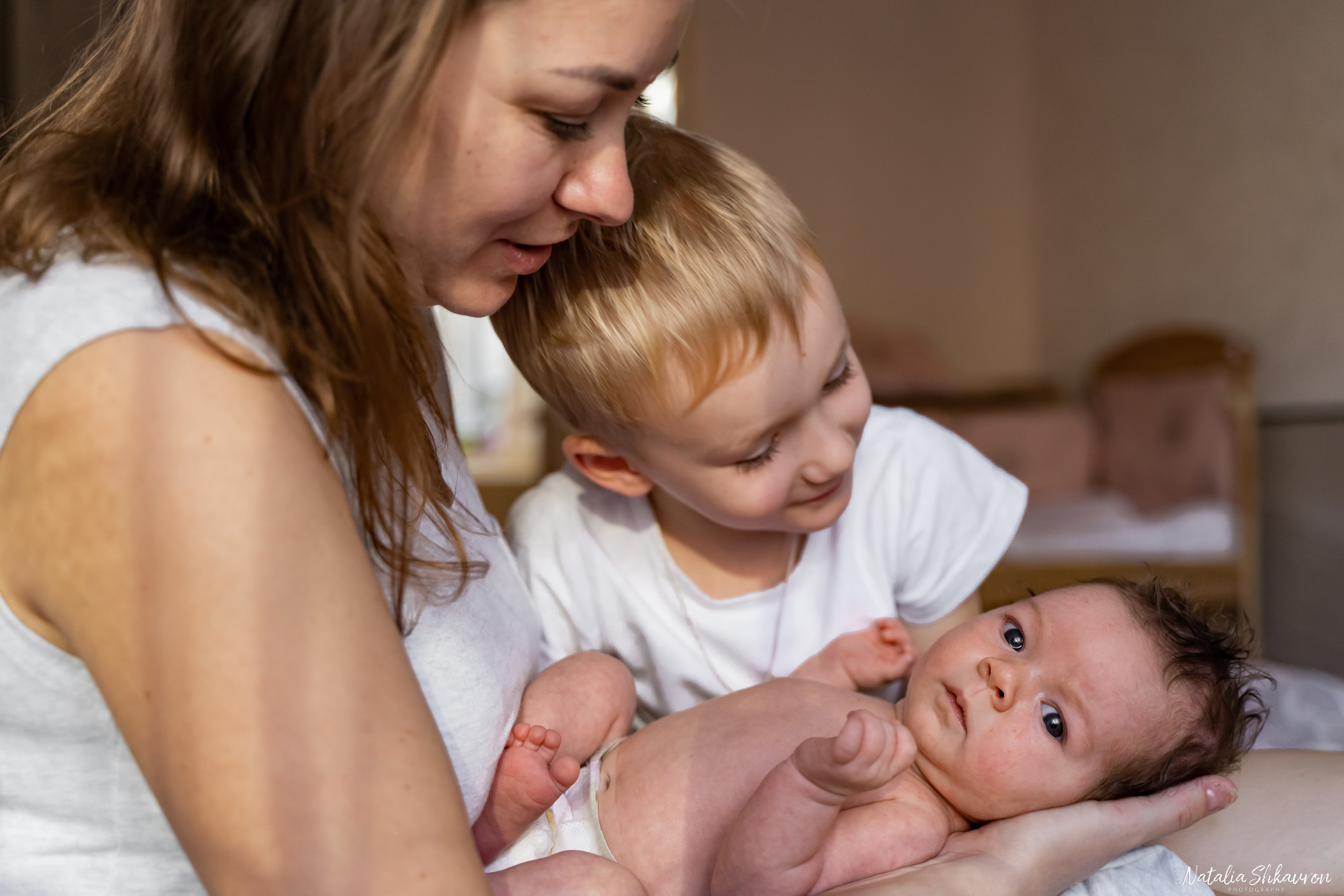 Сімейна домашня фотосесія новонародженої Лізи. Сімейний фотограф Київ Наталія Шкаврон