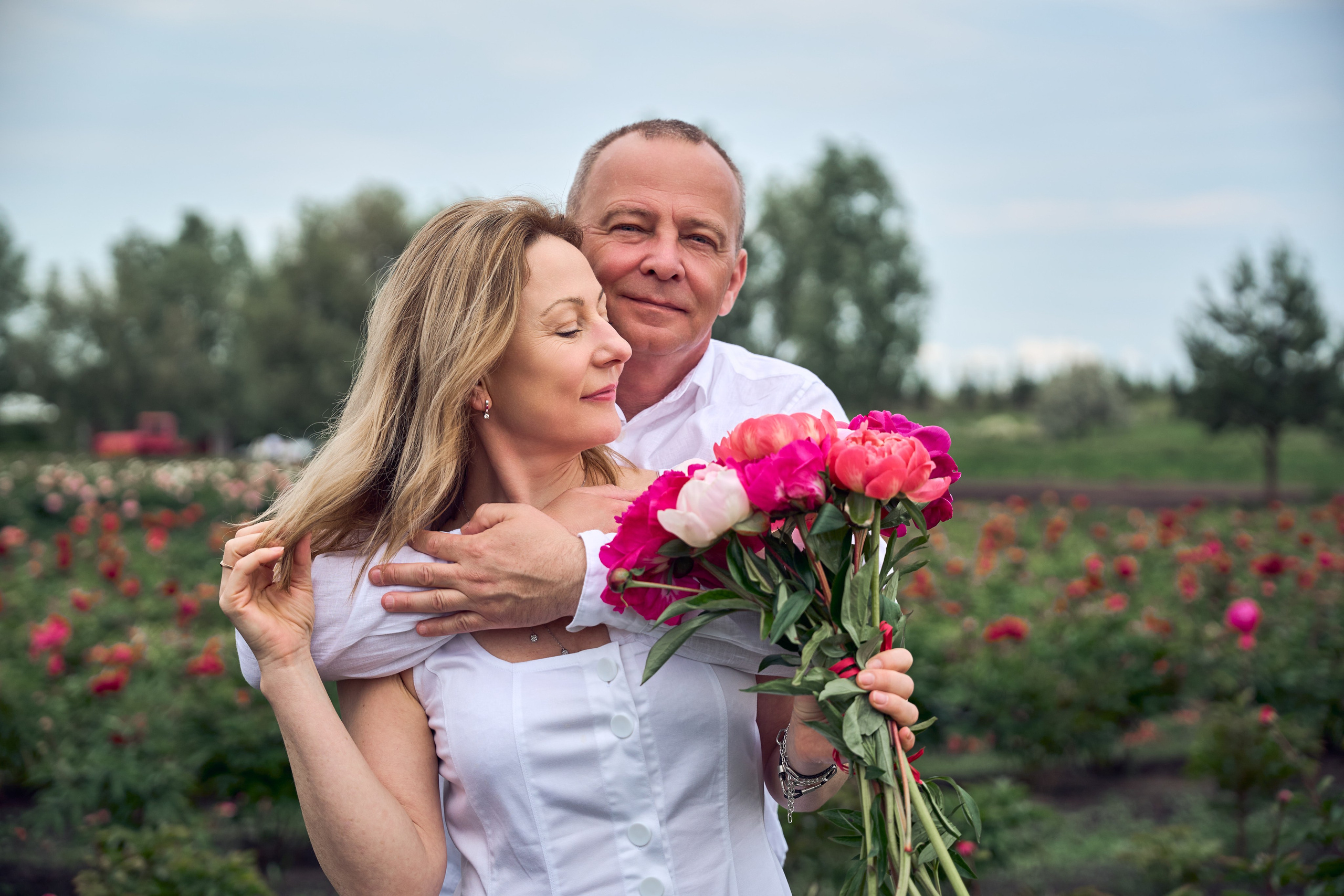 Сімейна фотосесія з піонами у Добропарку. Family photographer in Kiev Natalia Shkavron