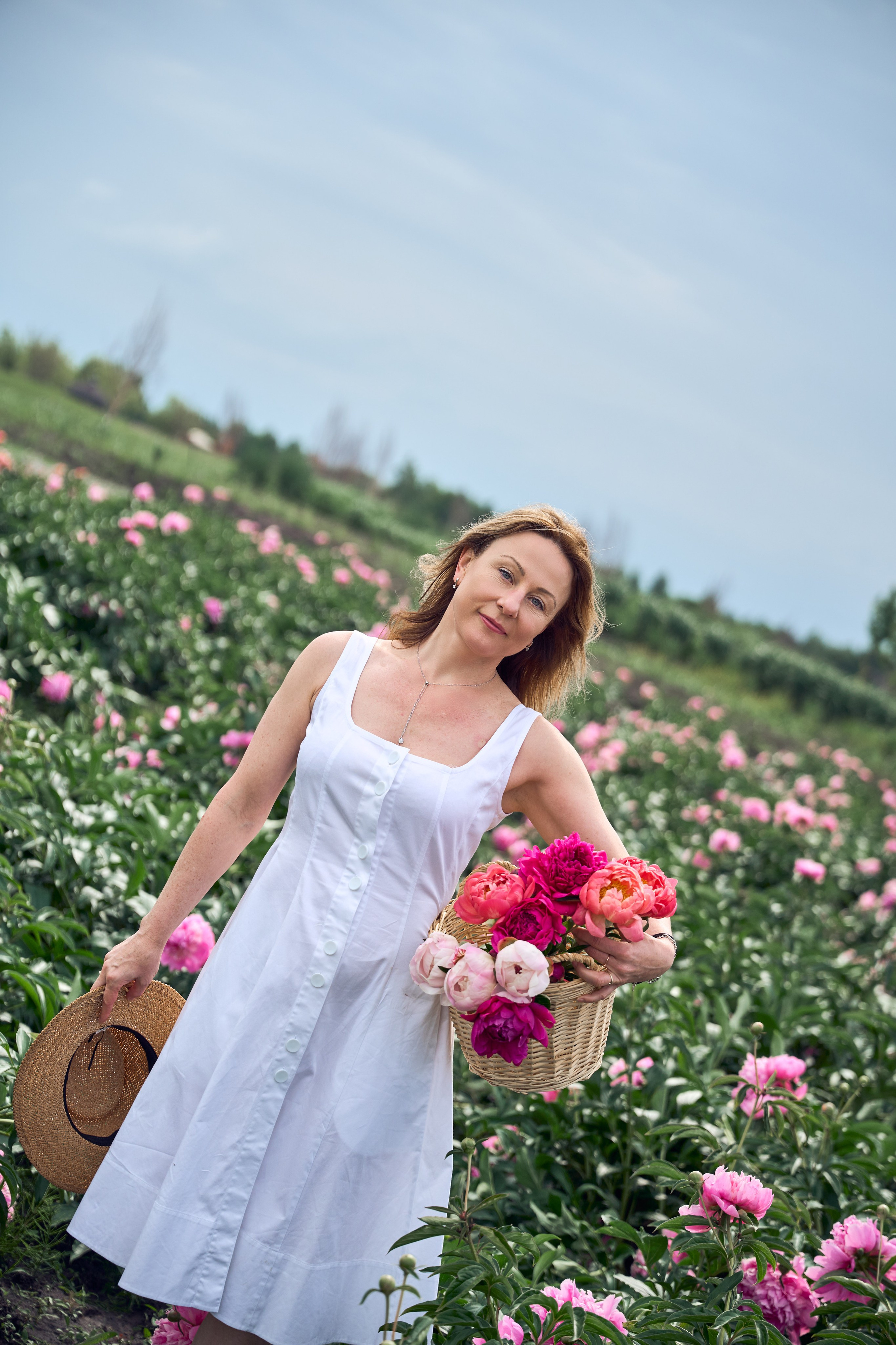 Сімейна фотосесія з піонами у Добропарку. Family photographer in Kiev Natalia Shkavron