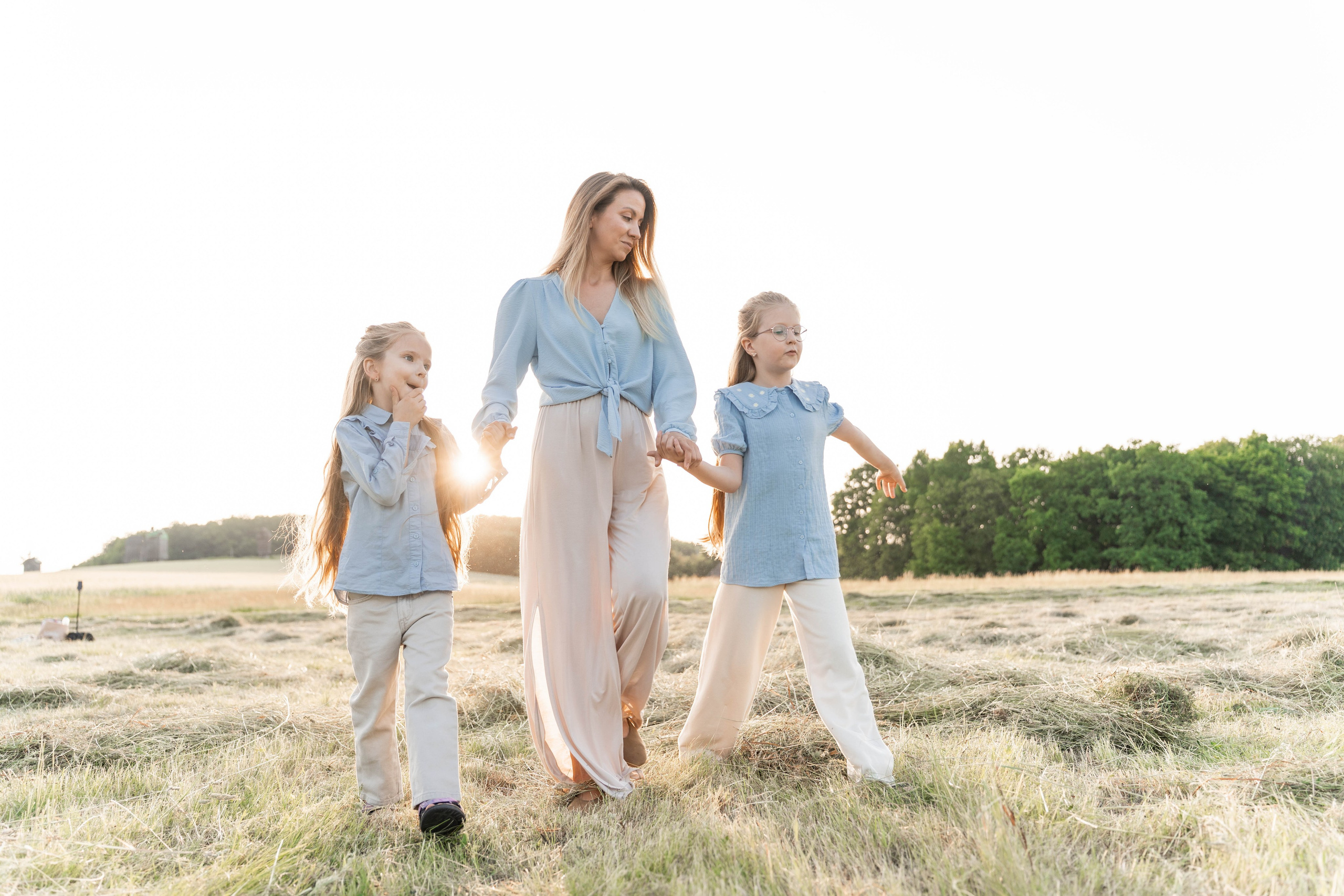 Сімейна фотосесія в Пирогово мами з двома донями. Сімейний фотограф Київ Наталія Шкаврон