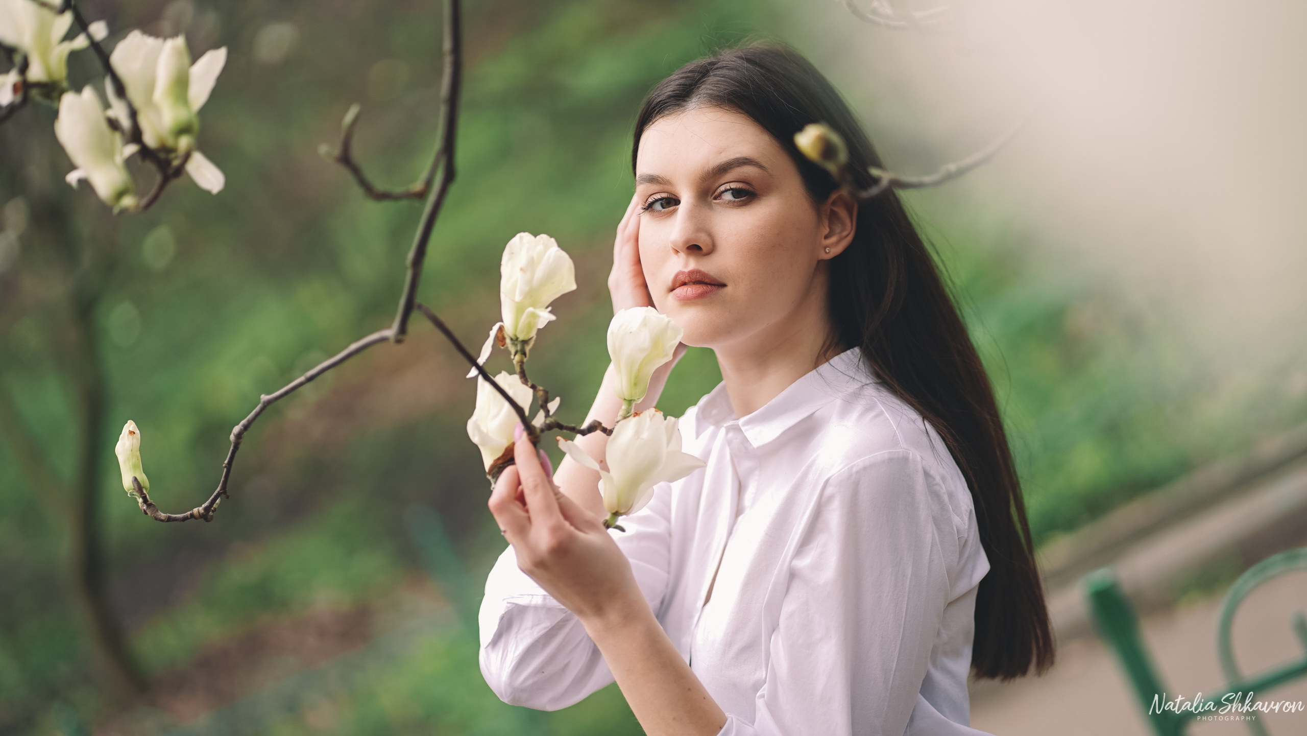Весняна фотосесія в магноліях. Сімейний фотограф Київ Наталія Шкаврон