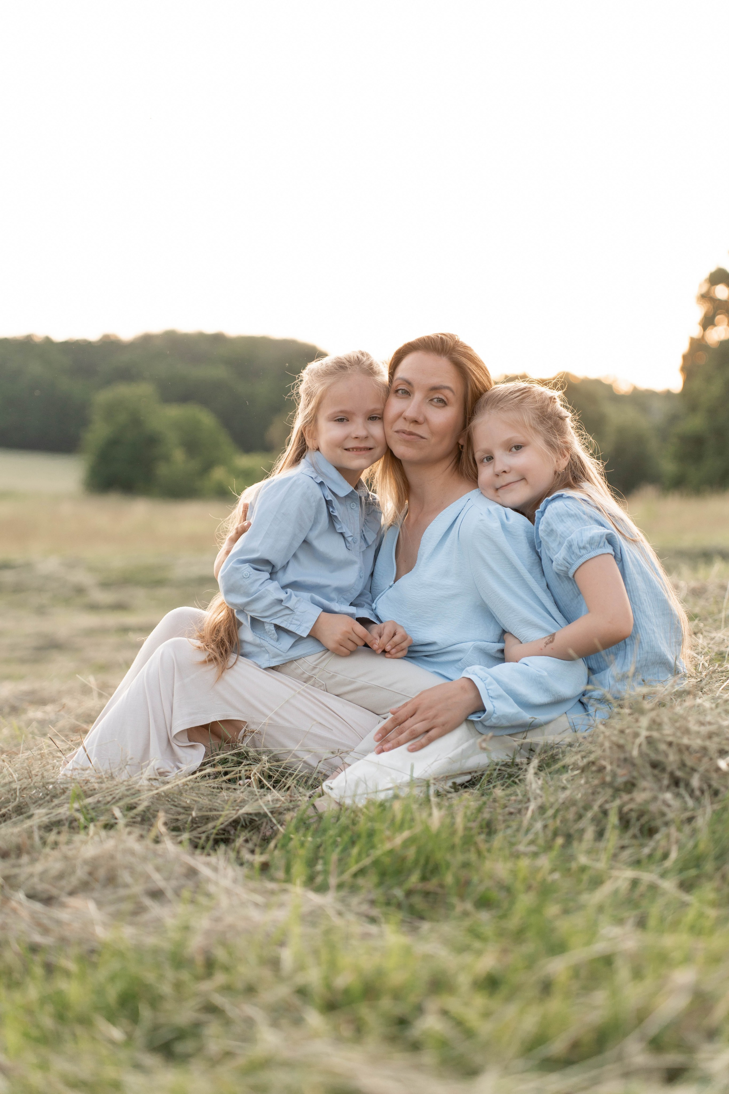 Сімейна фотосесія в Пирогово мами з двома донями. Сімейний фотограф Київ Наталія Шкаврон