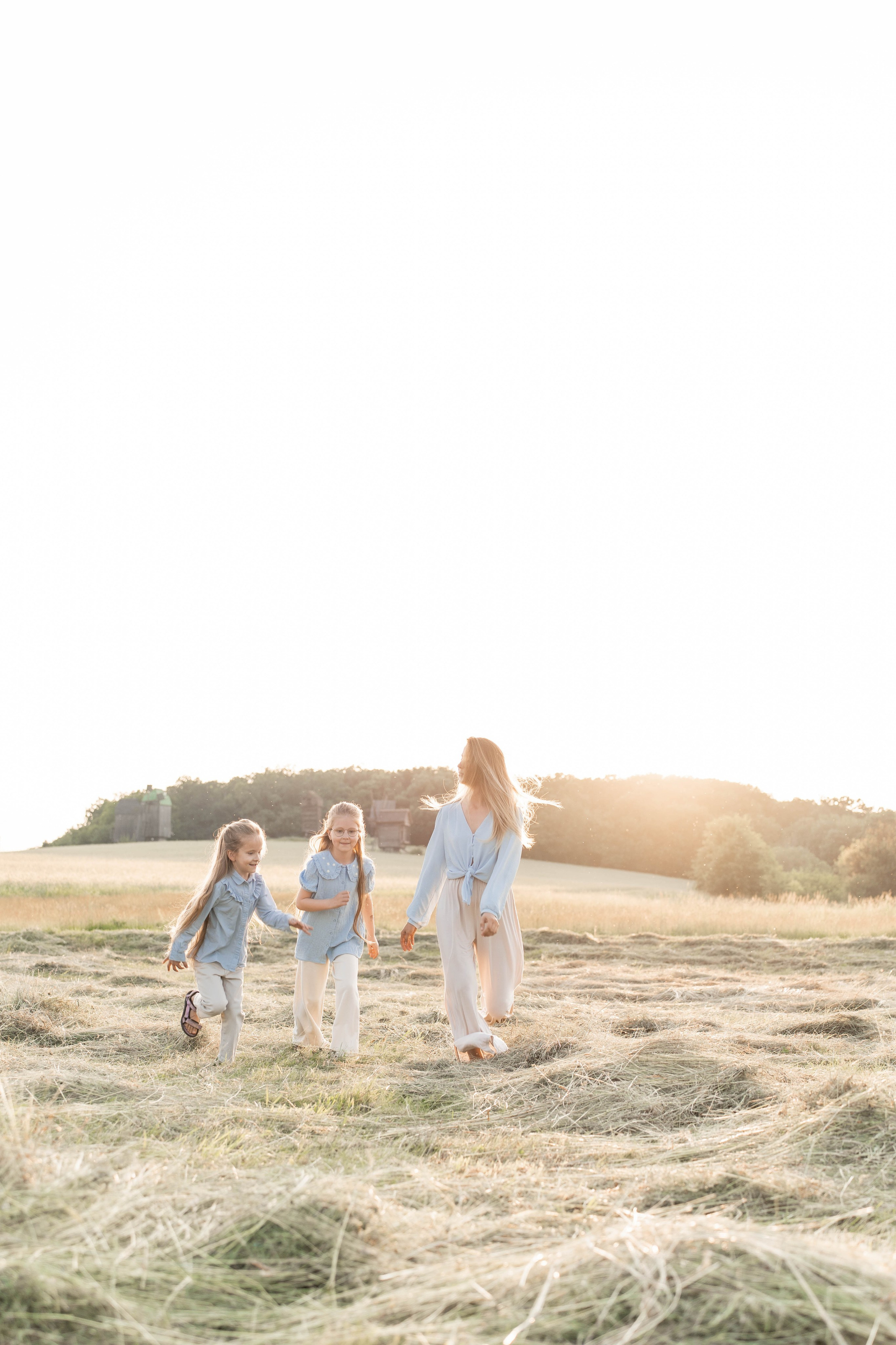 Сімейна фотосесія в Пирогово мами з двома донями. Сімейний фотограф Київ Наталія Шкаврон