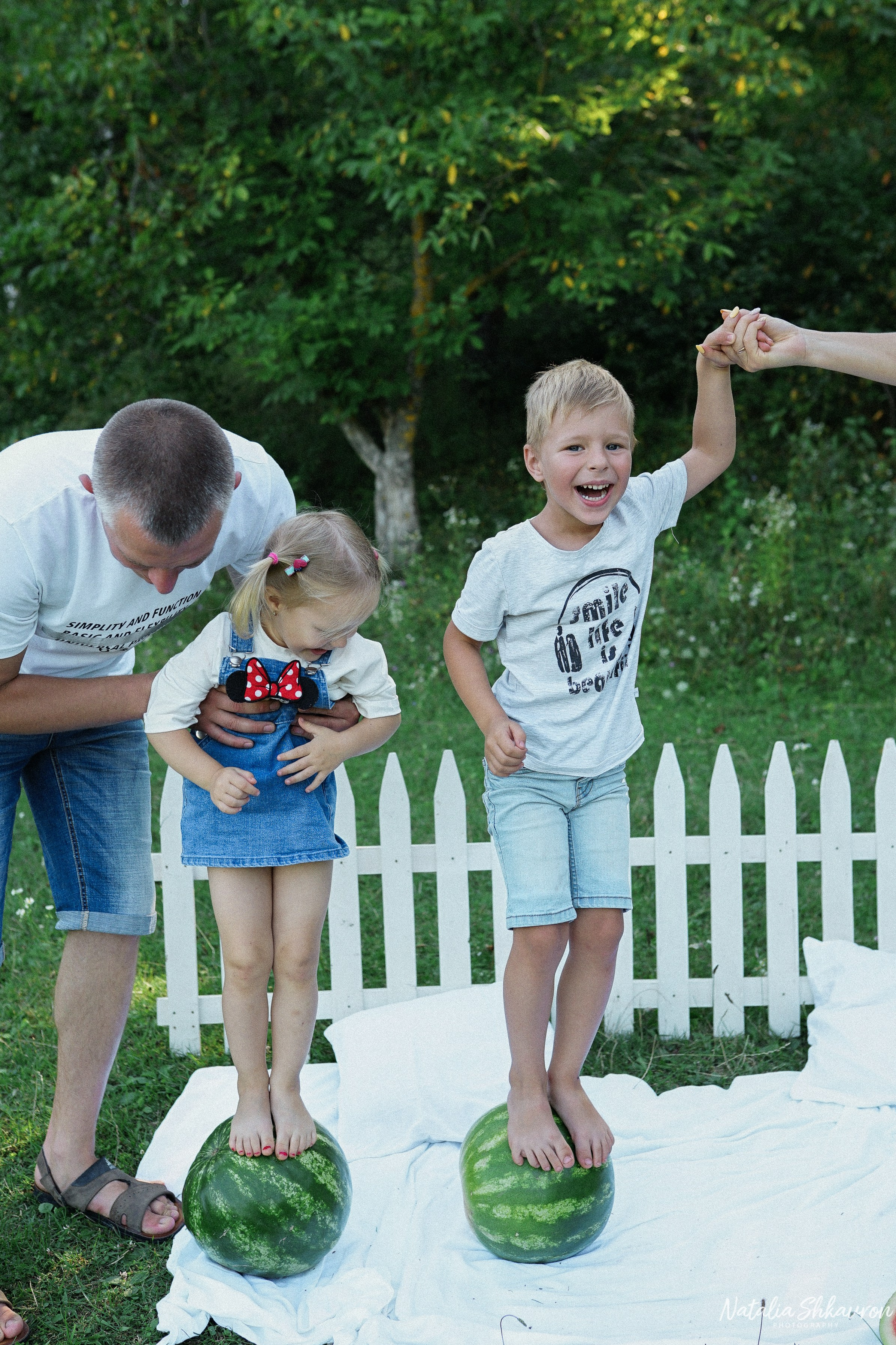 Сімейна фотосесія з кавунами. Family photographer in Kiev Natalia Shkavron