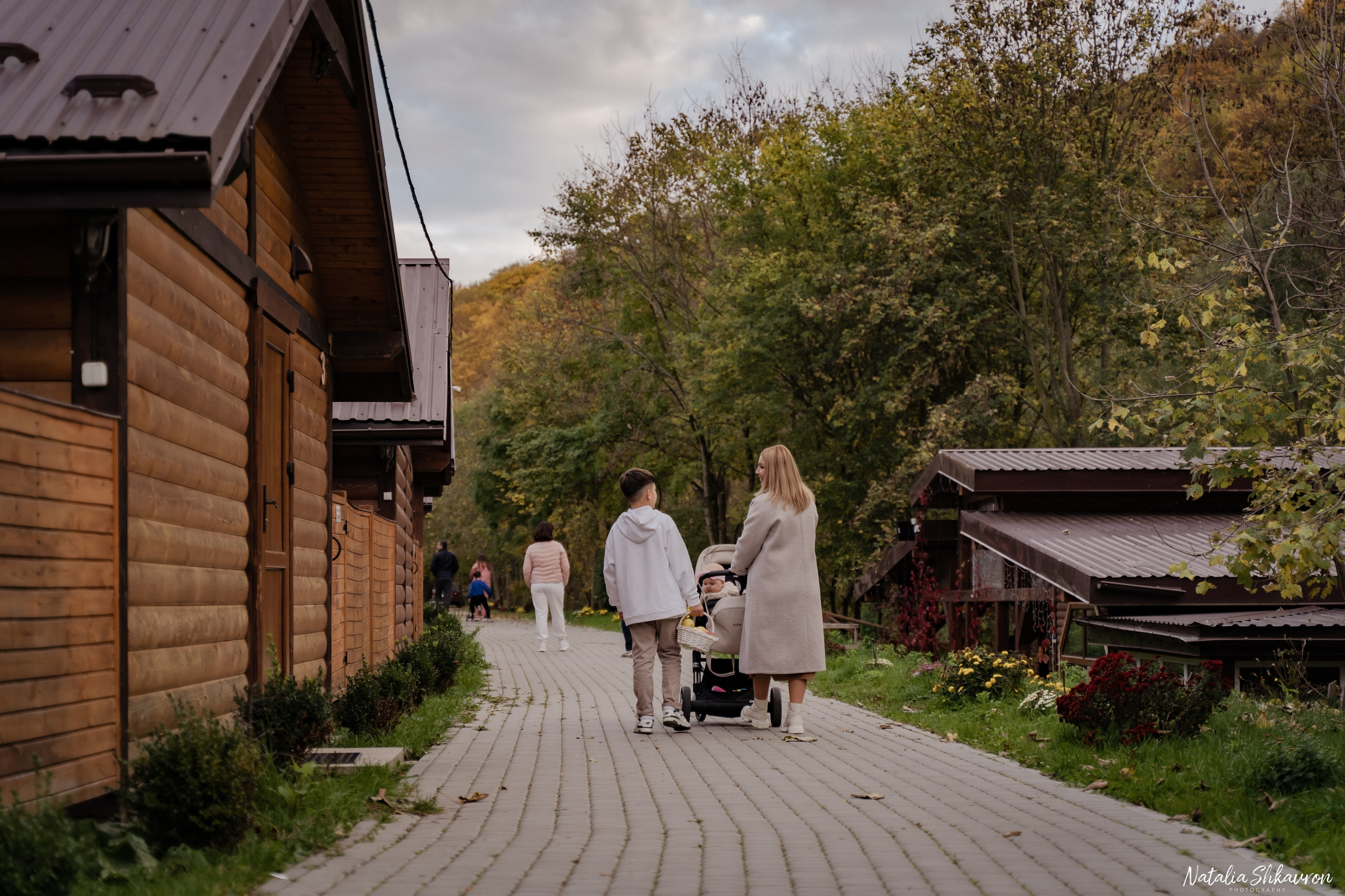 Сімейна фотосесія восени біля води. Family photographer in Kiev Natalia Shkavron