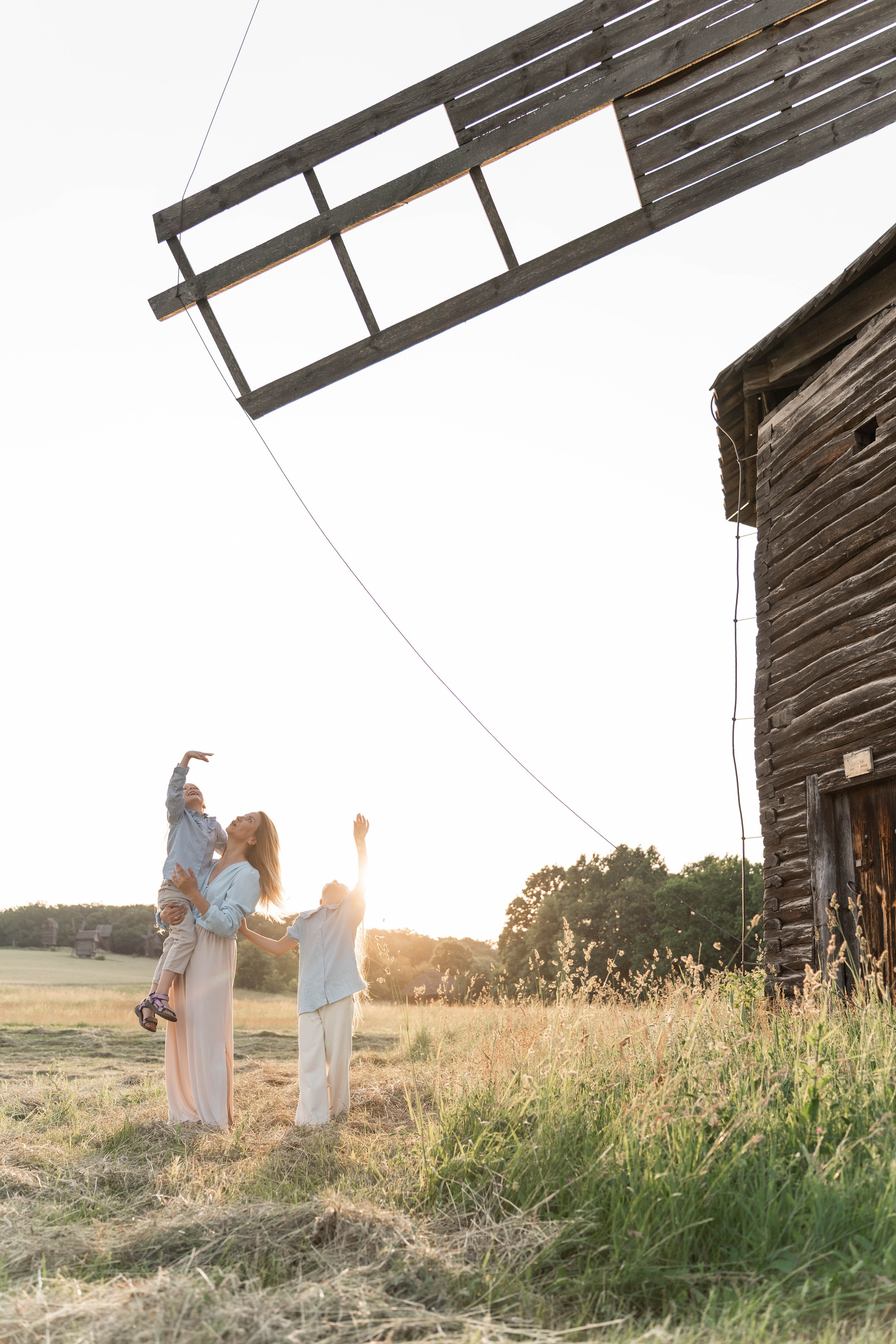 Сімейна фотосесія в Пирогово мами з двома донями. Сімейний фотограф Київ Наталія Шкаврон