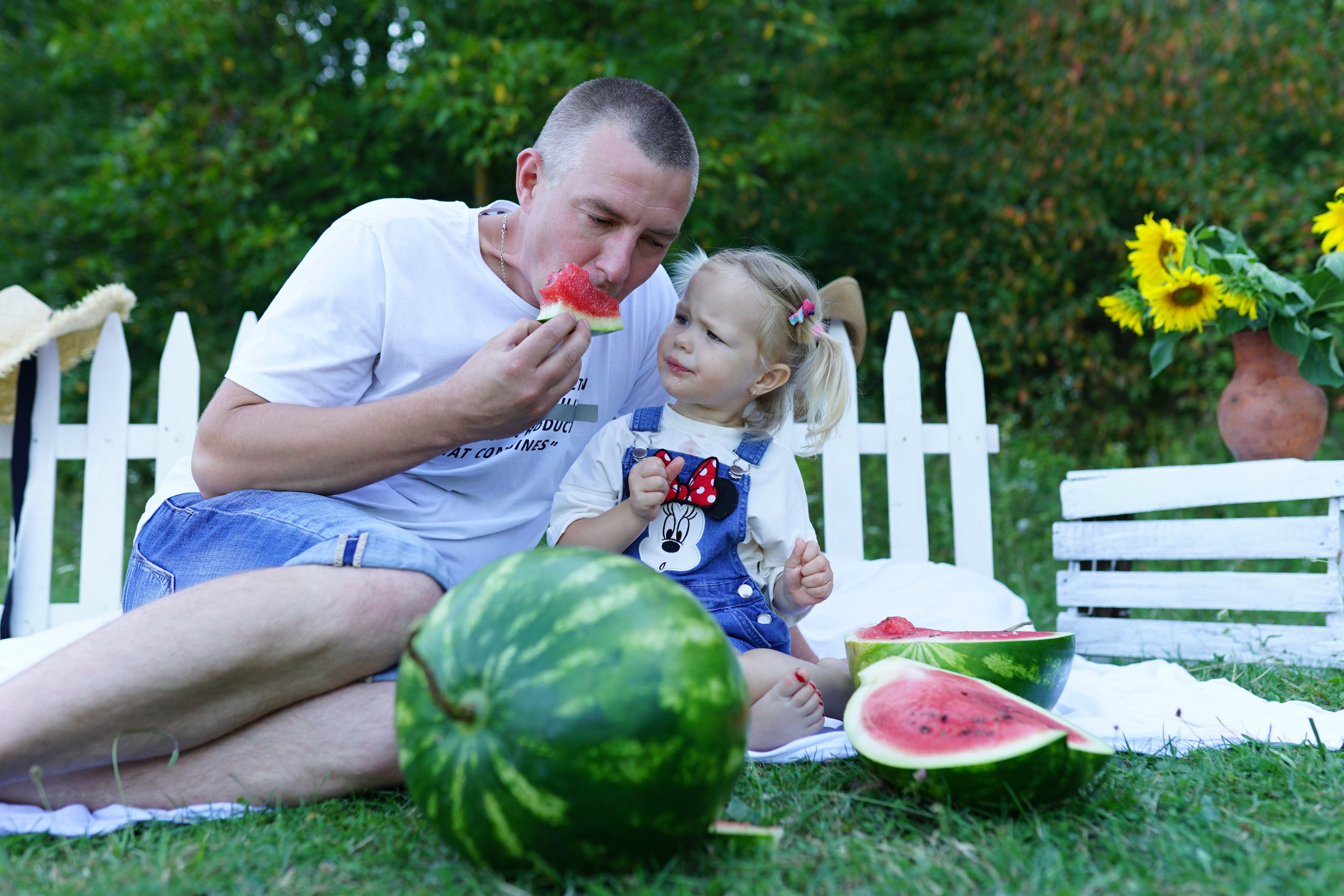 Сімейна фотосесія з кавунами. Family photographer in Kiev Natalia Shkavron