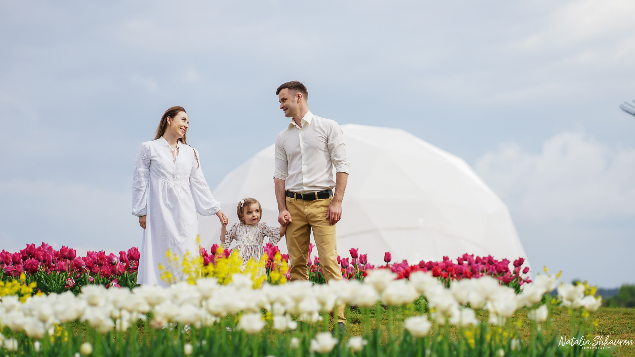 Сімейна фотосесія в тюльпанах. Сімейний фотограф Київ Наталія Шкаврон