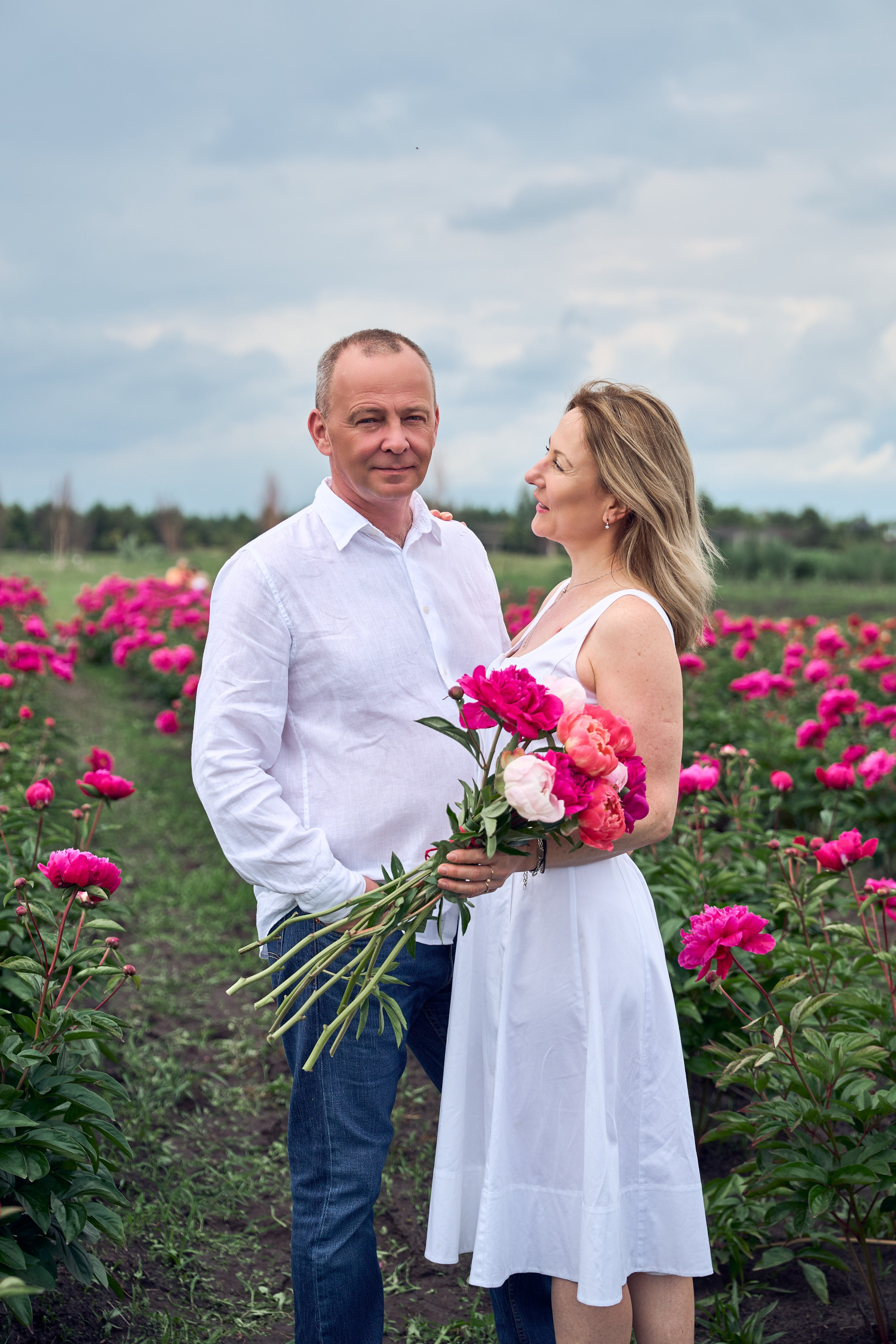 Сімейна фотосесія з піонами у Добропарку. Family photographer in Kiev Natalia Shkavron
