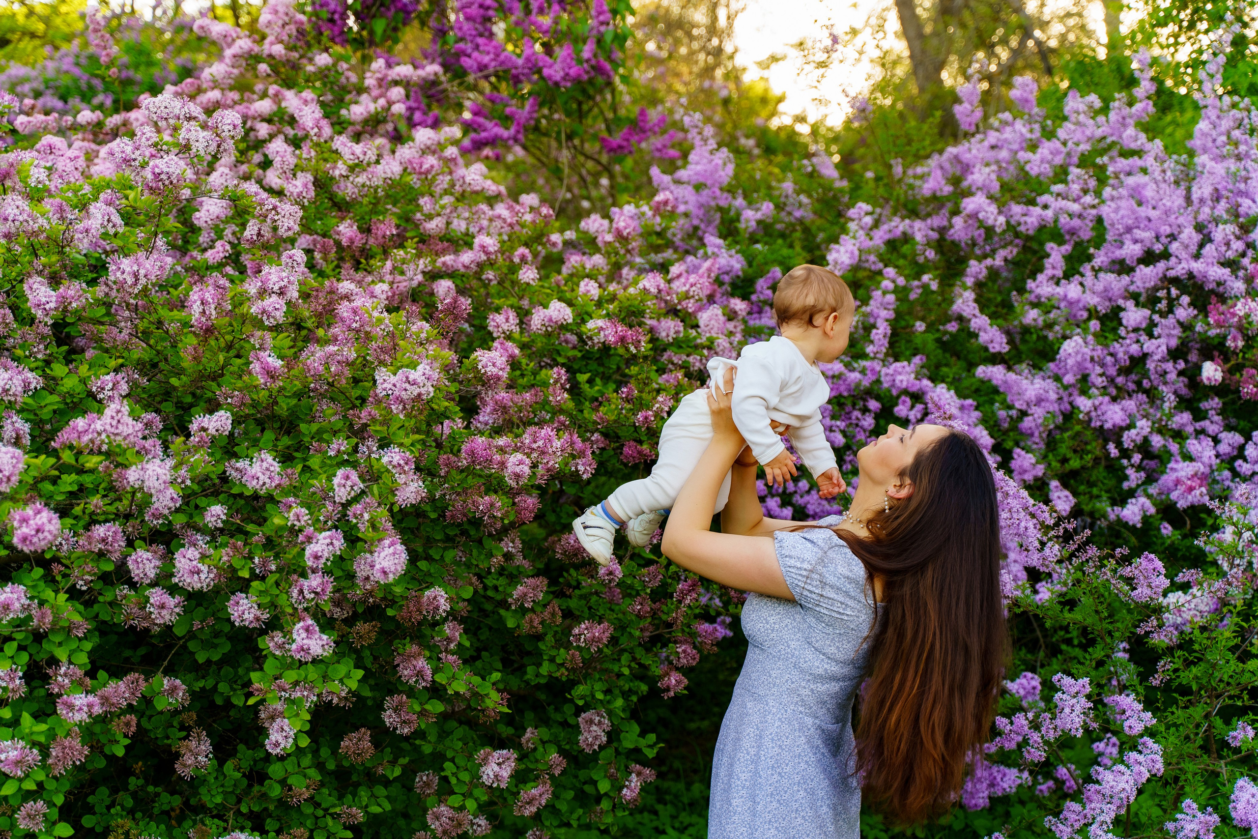 Сімейна фотосесія в бузку Київ. Сімейний фотограф Київ Наталія Шкаврон