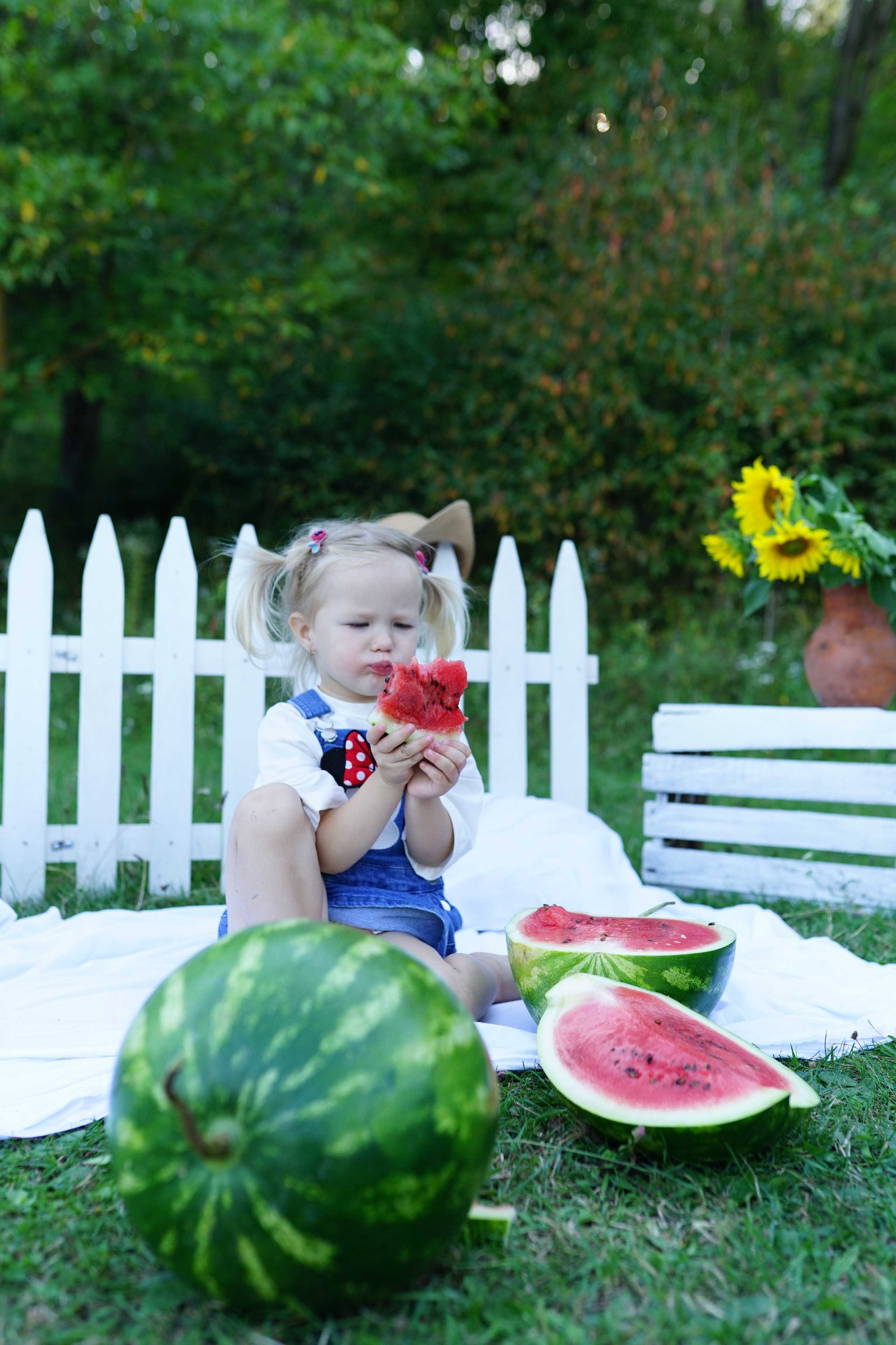 Сімейна фотосесія з кавунами. Family photographer in Kiev Natalia Shkavron
