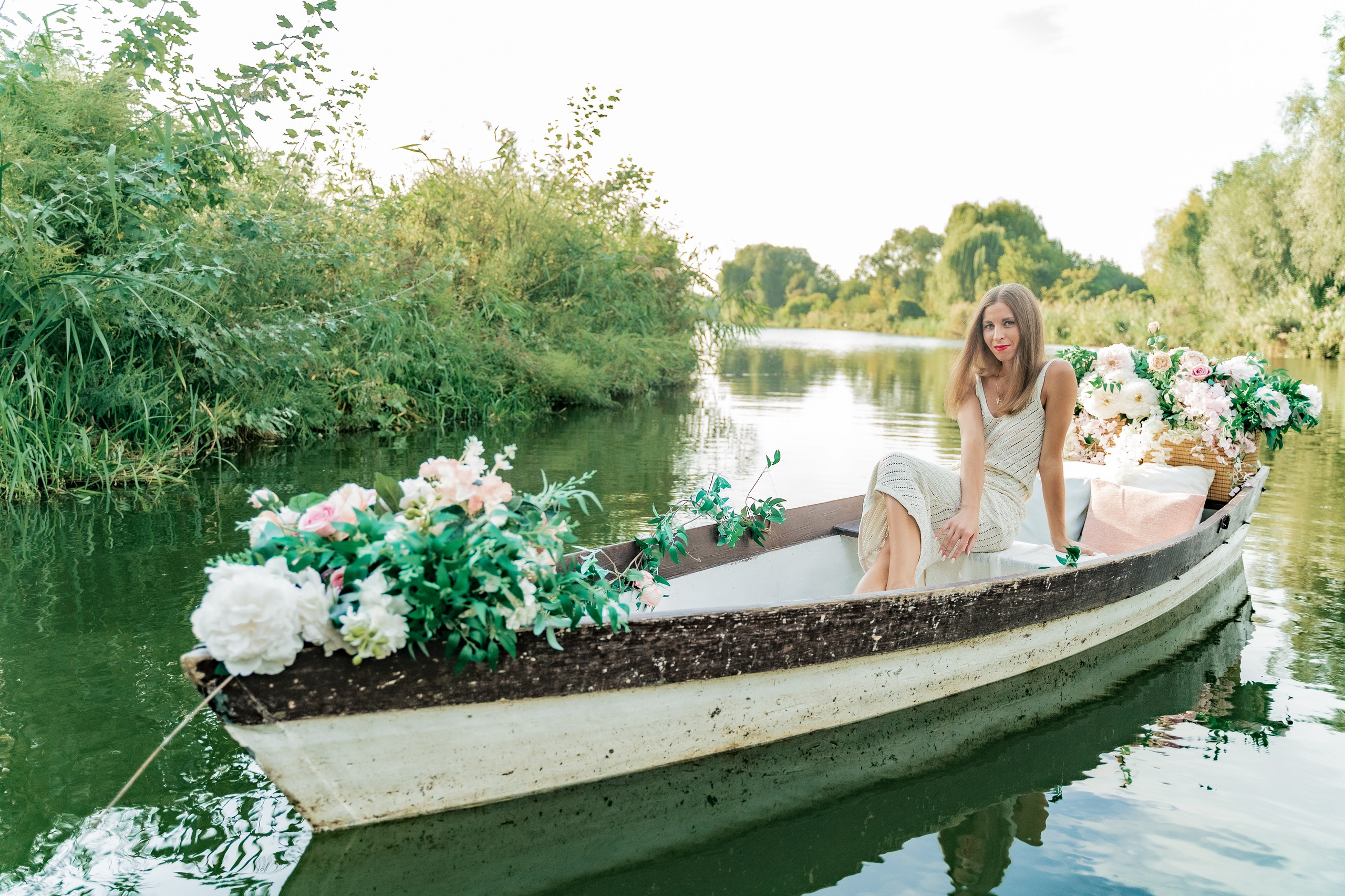 Індивідуальна фотосесія на локації біля річки у лодці. Сімейний фотограф Київ Наталія Шкаврон