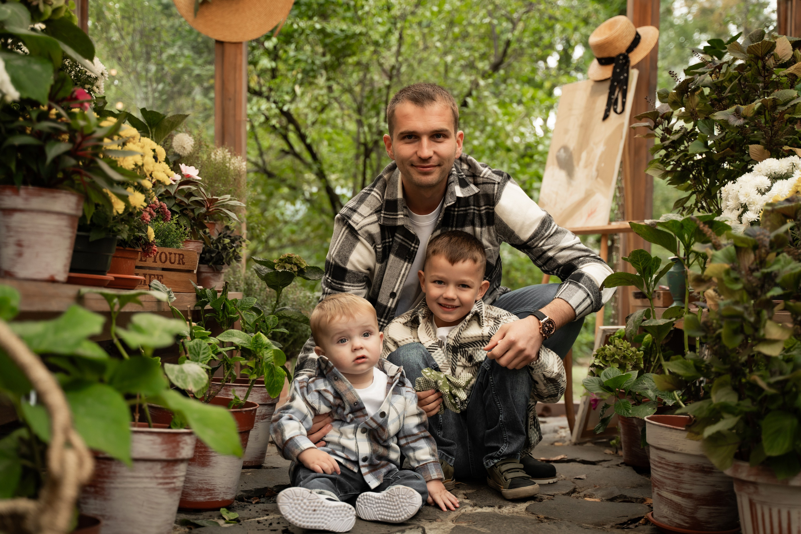 Сімейна фотосесія в саду. Сімейний фотограф Київ Наталія Шкаврон