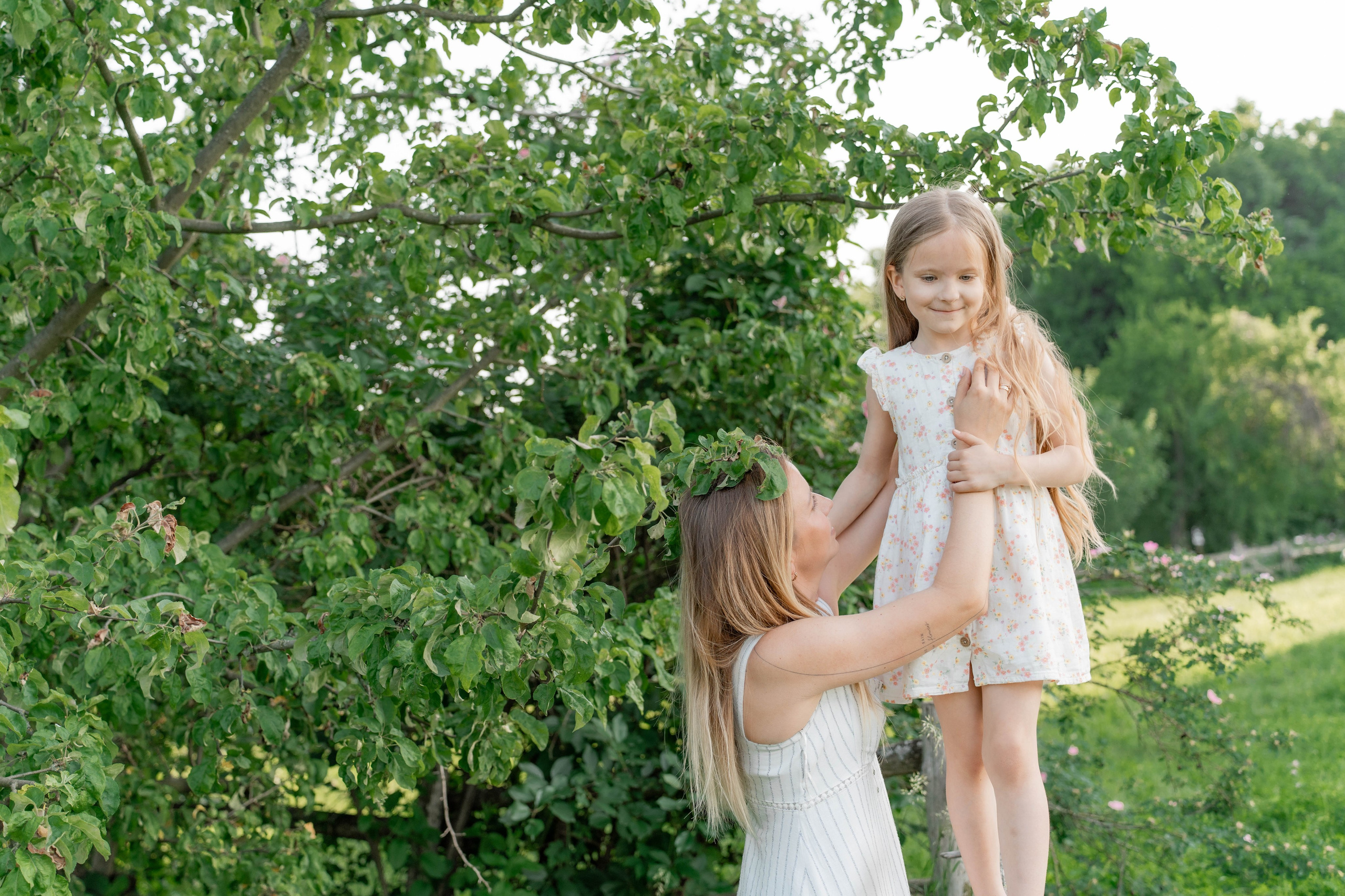 Сімейна фотосесія в Пирогово мами з двома донями. Сімейний фотограф Київ Наталія Шкаврон
