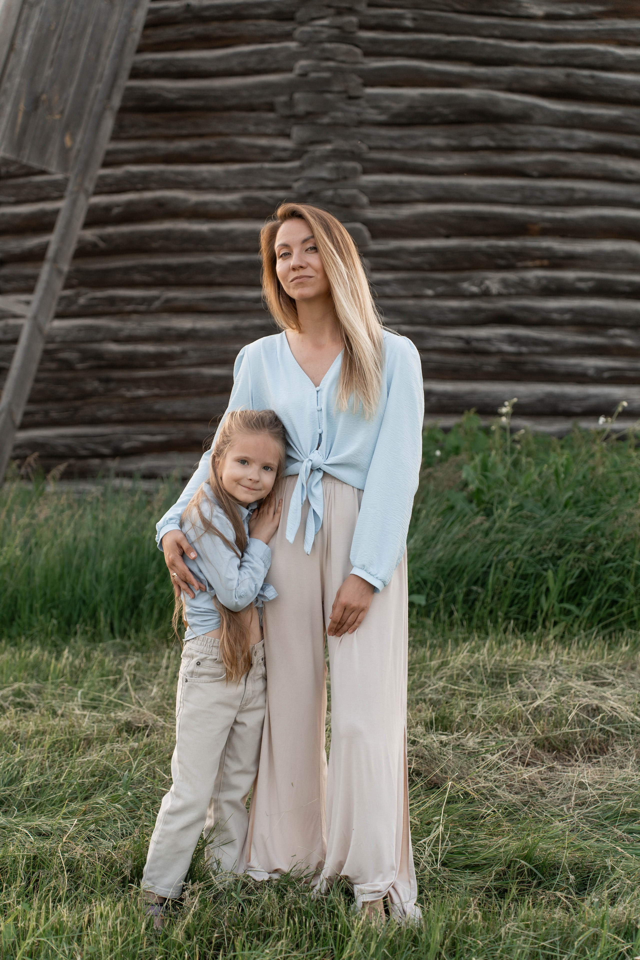 Сімейна фотосесія в Пирогово мами з двома донями. Сімейний фотограф Київ Наталія Шкаврон