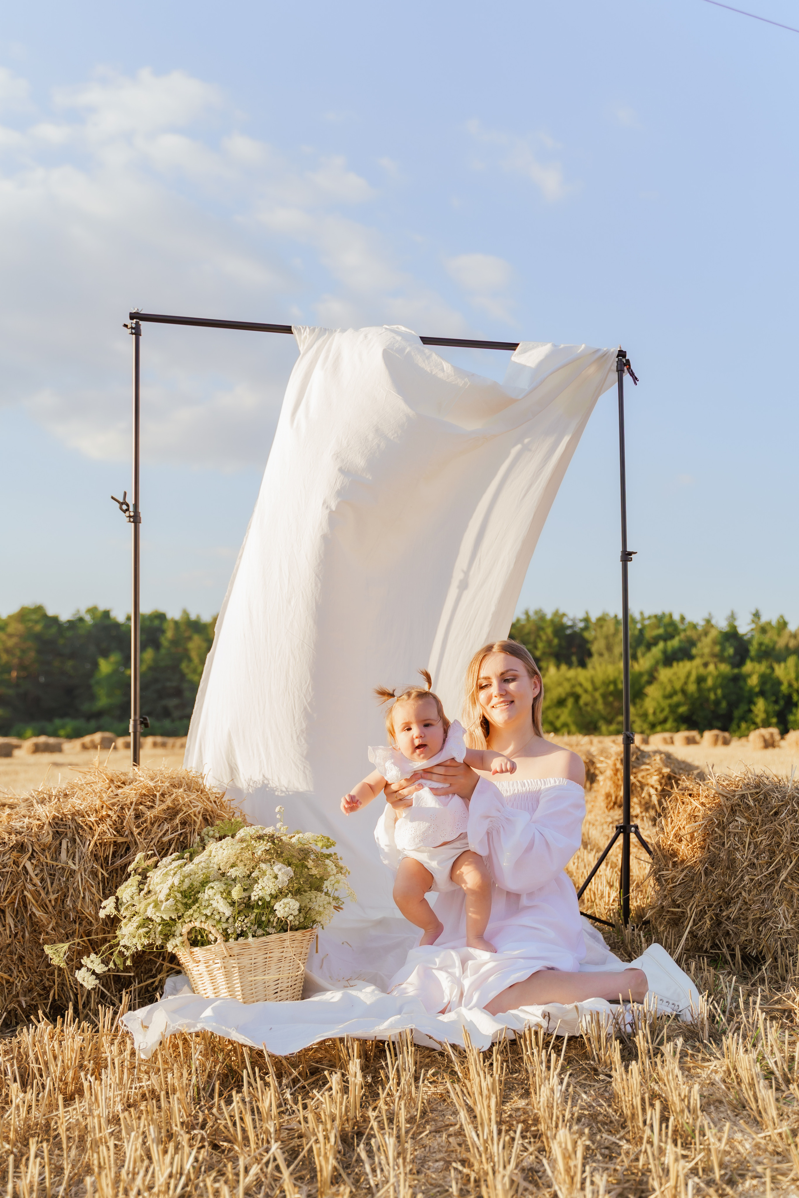 Фотосесія мама та доня в полі з тюками соломи. Сімейний фотограф Київ Наталія Шкаврон