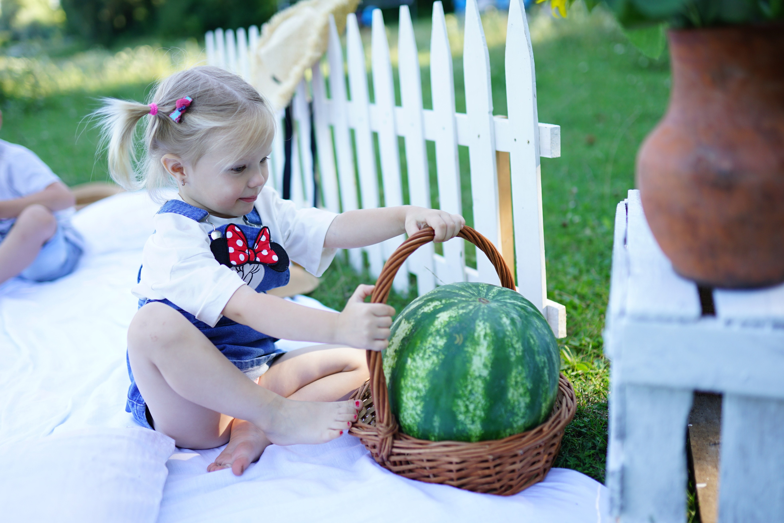 Сімейна фотосесія з кавунами. Family photographer in Kiev Natalia Shkavron