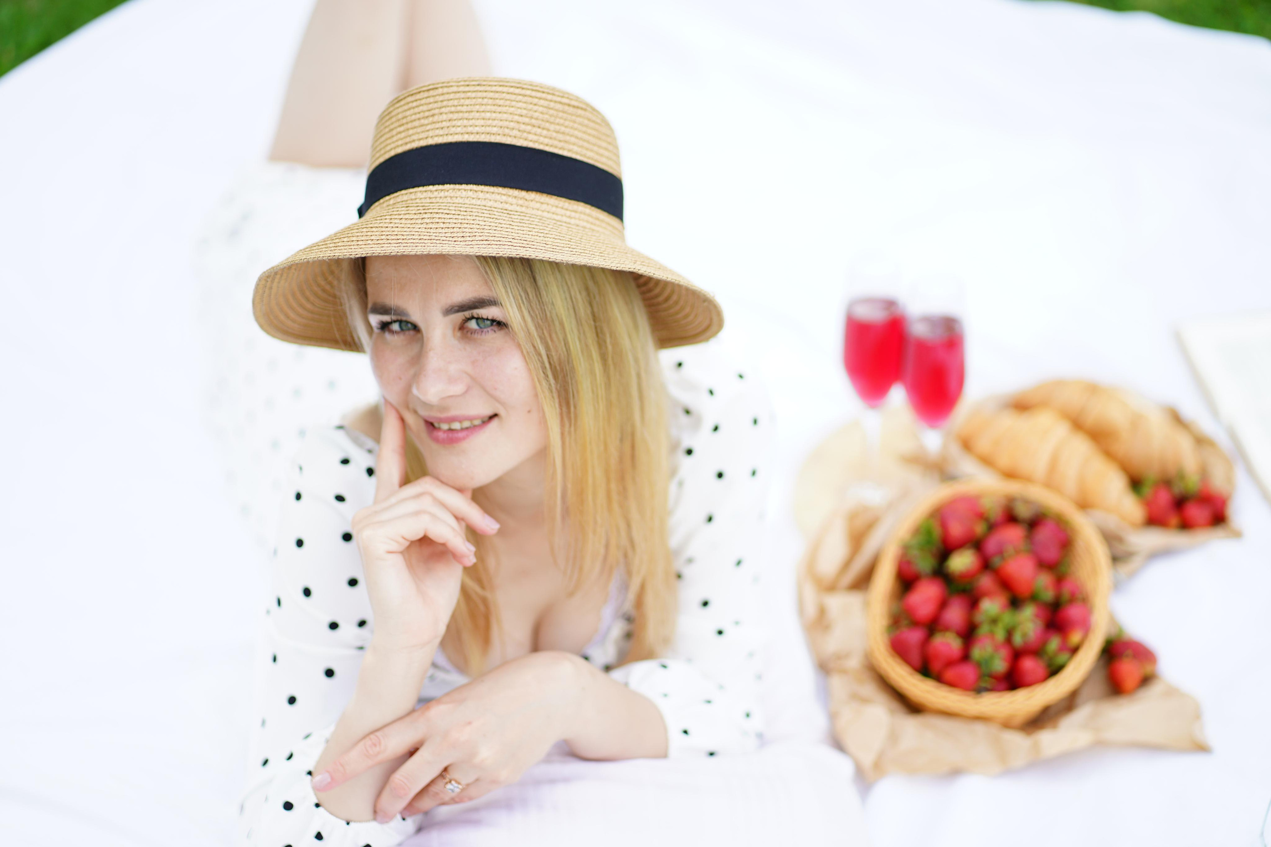 Фотосесія з полуницею. Family photographer in Kiev Natalia Shkavron