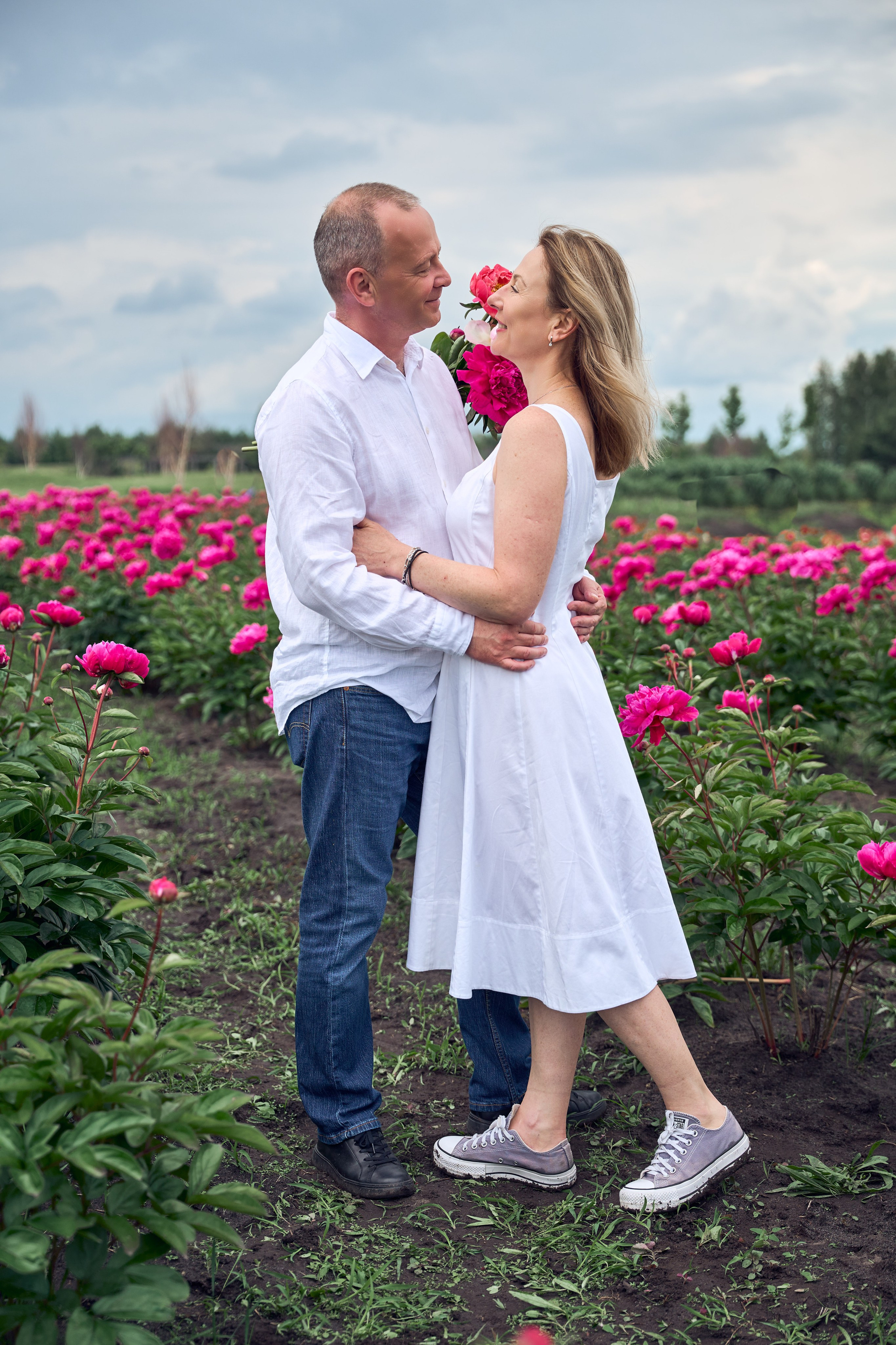 Сімейна фотосесія з піонами у Добропарку. Family photographer in Kiev Natalia Shkavron