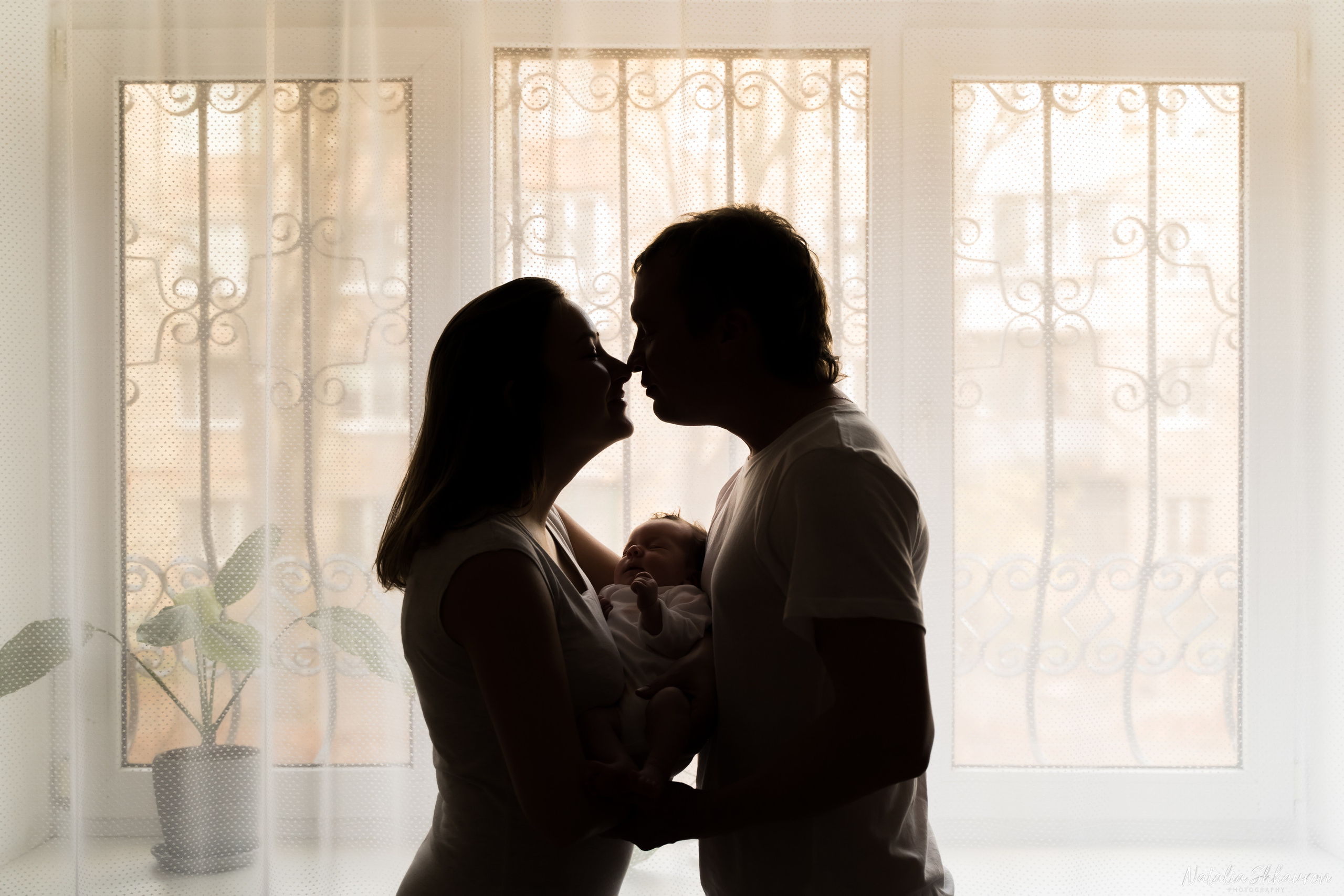 Сімейна фотосесія новонародженої. Сімейний фотограф Київ Наталія Шкаврон