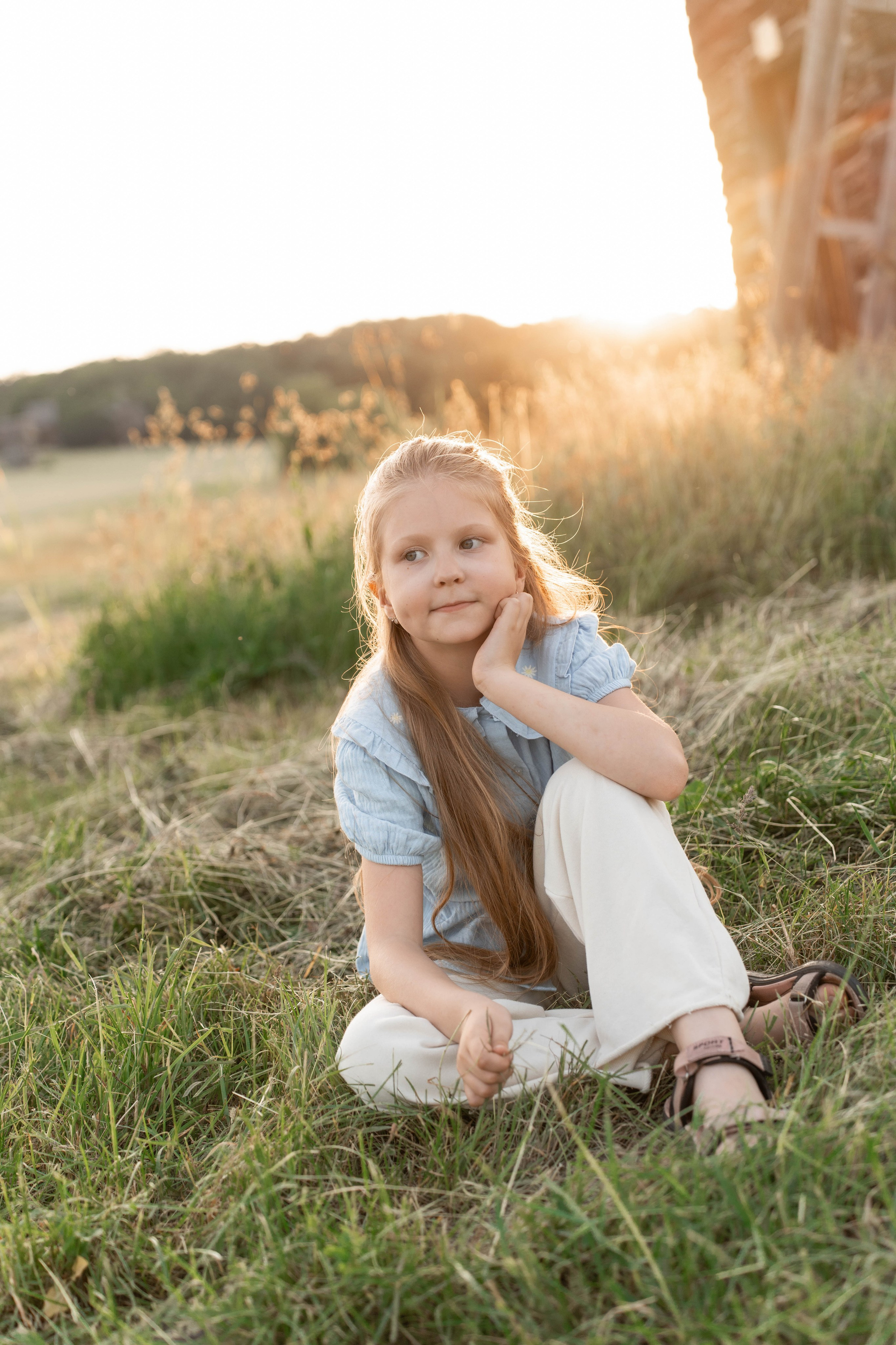 Сімейна фотосесія в Пирогово мами з двома донями. Сімейний фотограф Київ Наталія Шкаврон