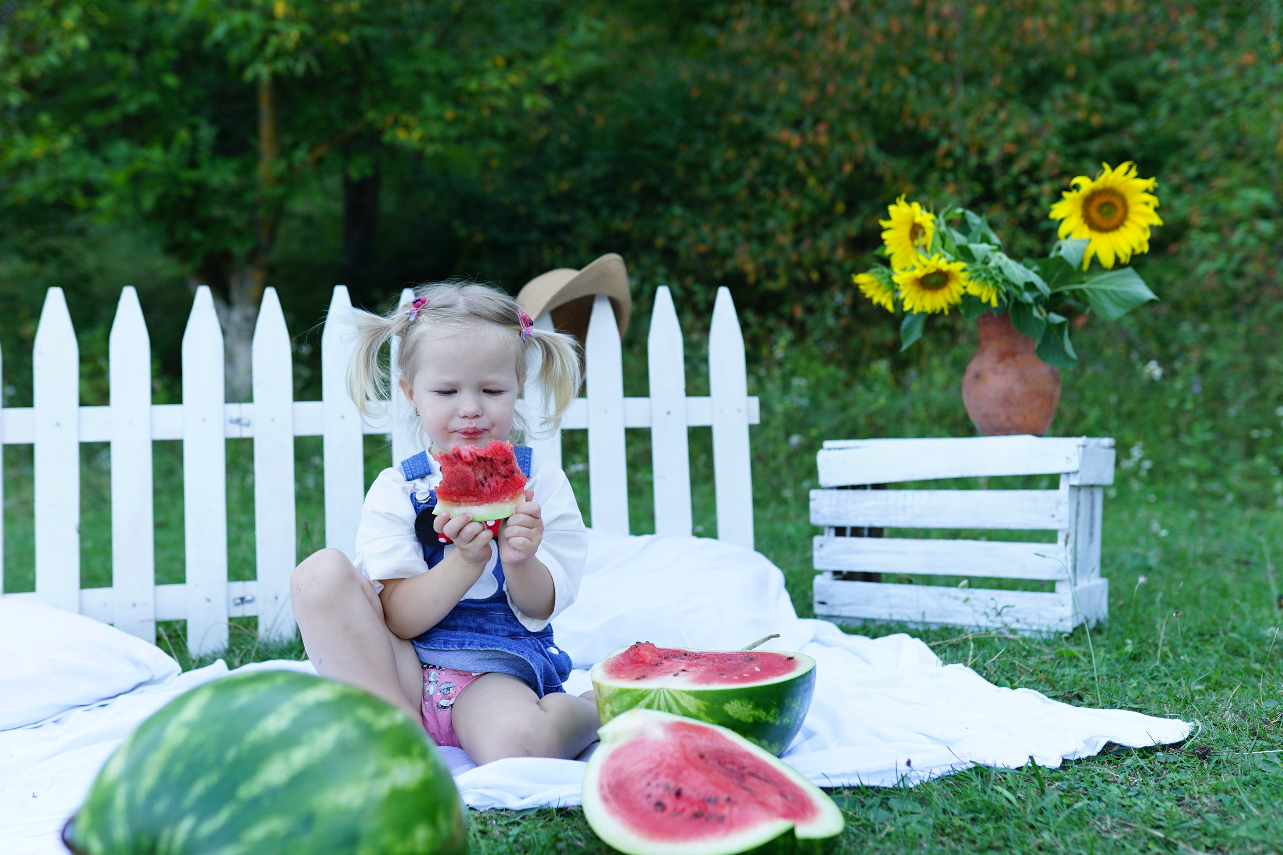 Сімейна фотосесія з кавунами. Family photographer in Kiev Natalia Shkavron