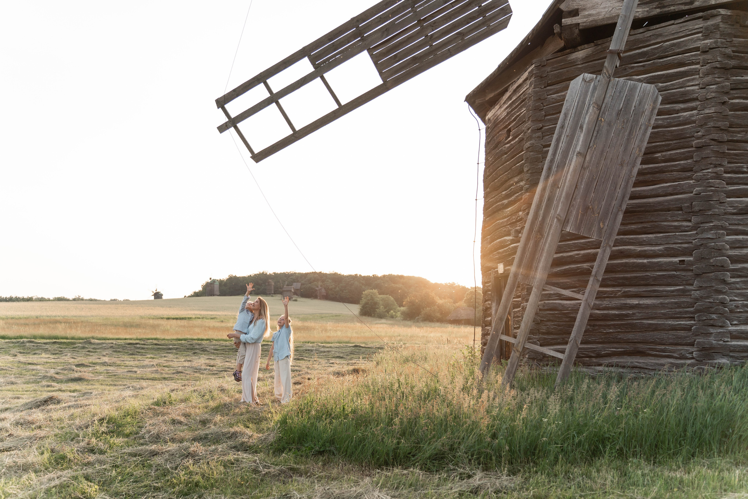 Сімейна фотосесія в Пирогово мами з двома донями. Сімейний фотограф Київ Наталія Шкаврон