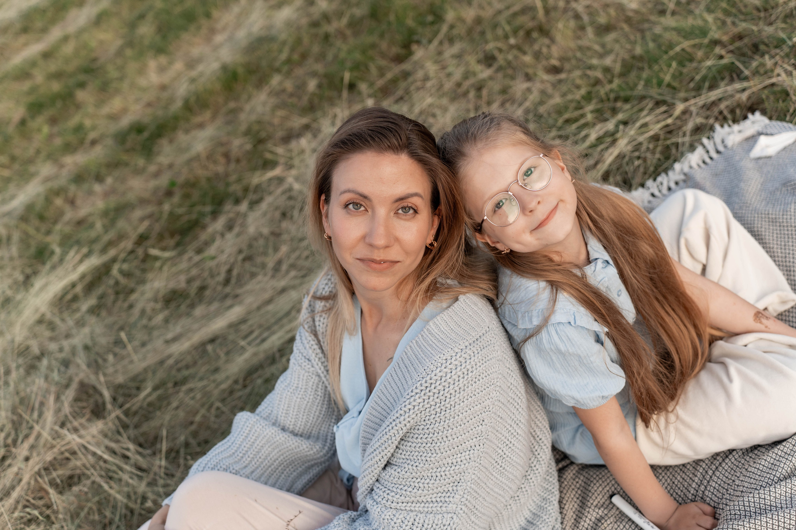 Сімейна фотосесія в Пирогово мами з двома донями. Сімейний фотограф Київ Наталія Шкаврон