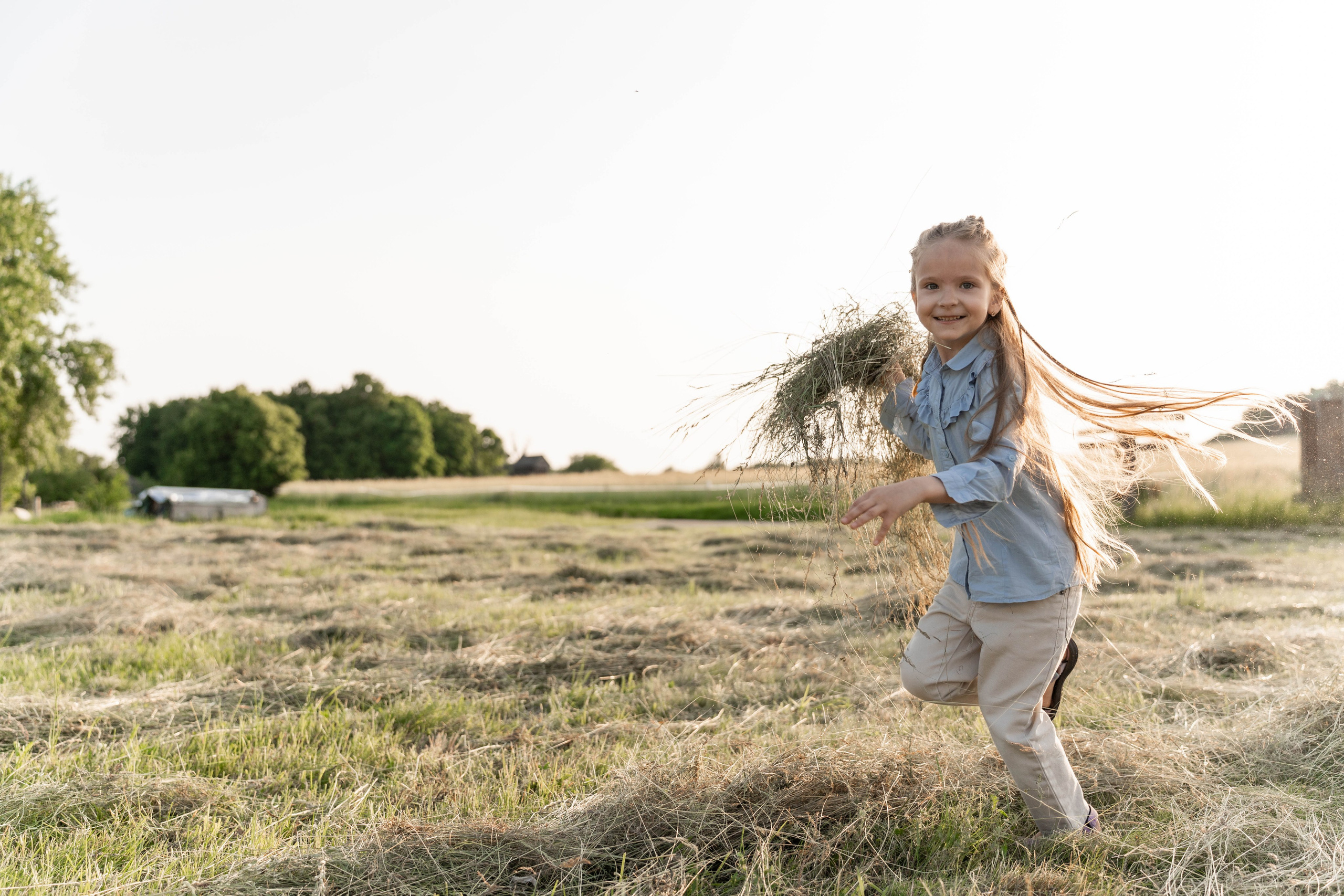 Сімейна фотосесія в Пирогово мами з двома донями. Сімейний фотограф Київ Наталія Шкаврон