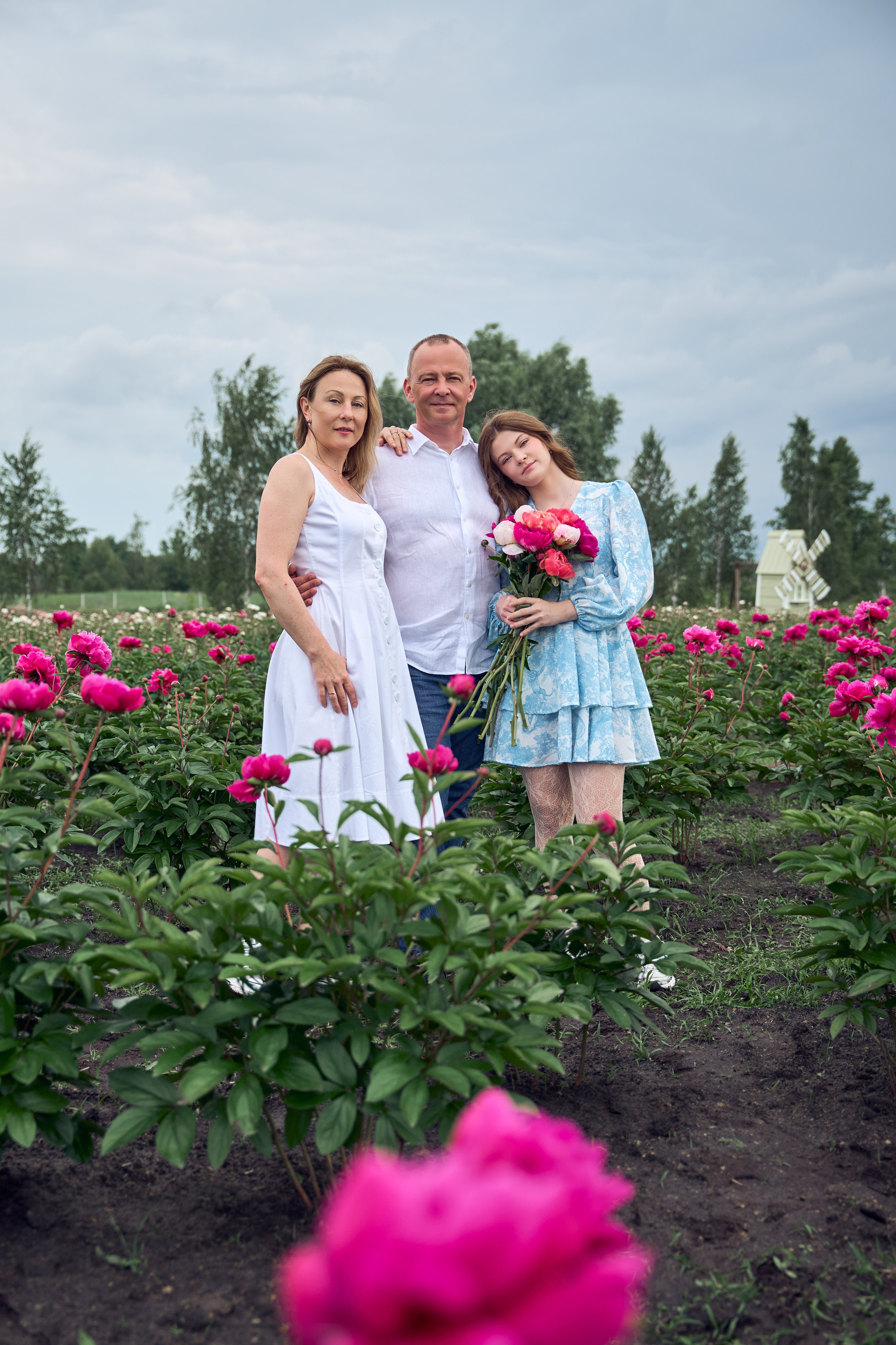 Сімейна фотосесія з піонами у Добропарку. Family photographer in Kiev Natalia Shkavron