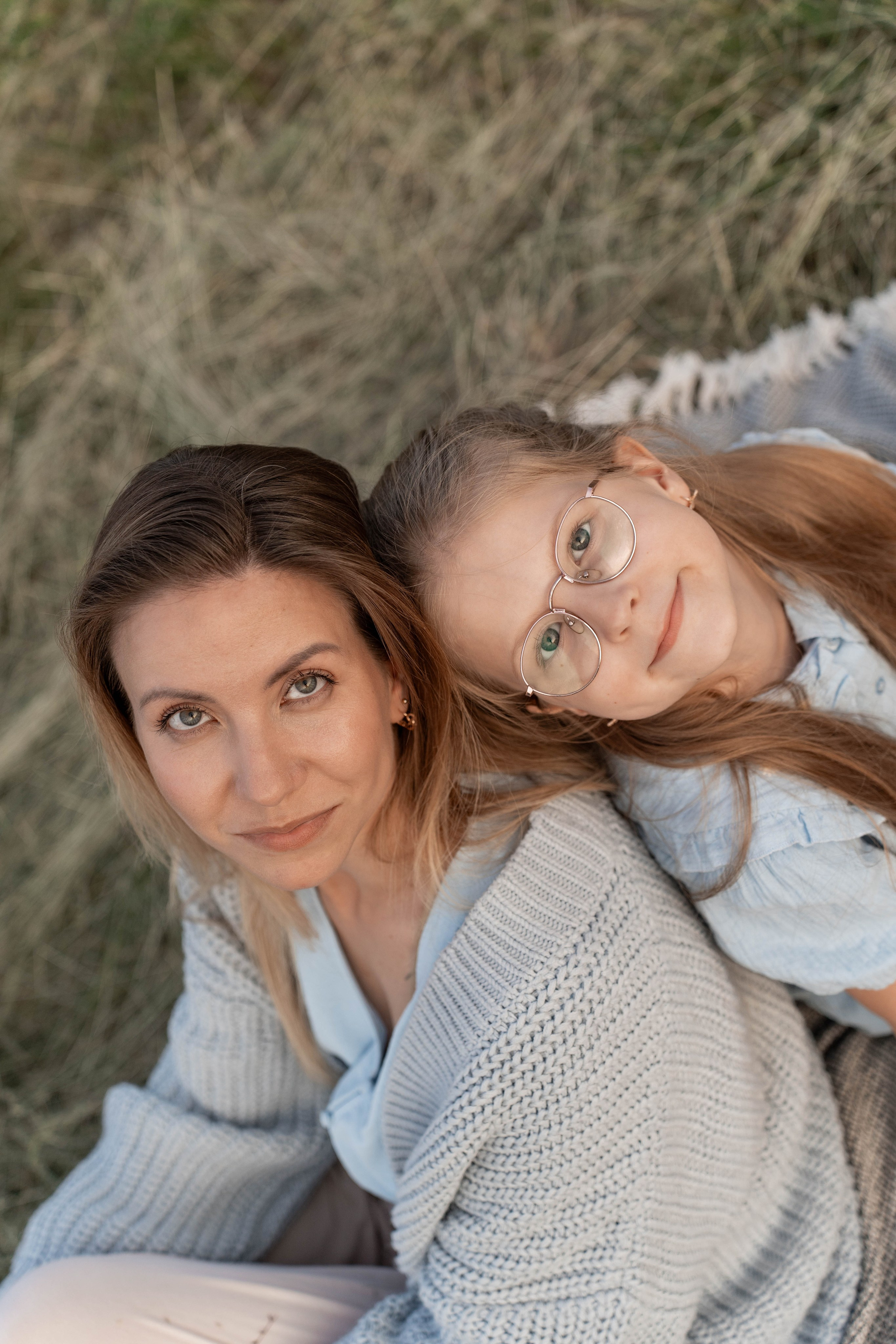 Сімейна фотосесія в Пирогово мами з двома донями. Сімейний фотограф Київ Наталія Шкаврон