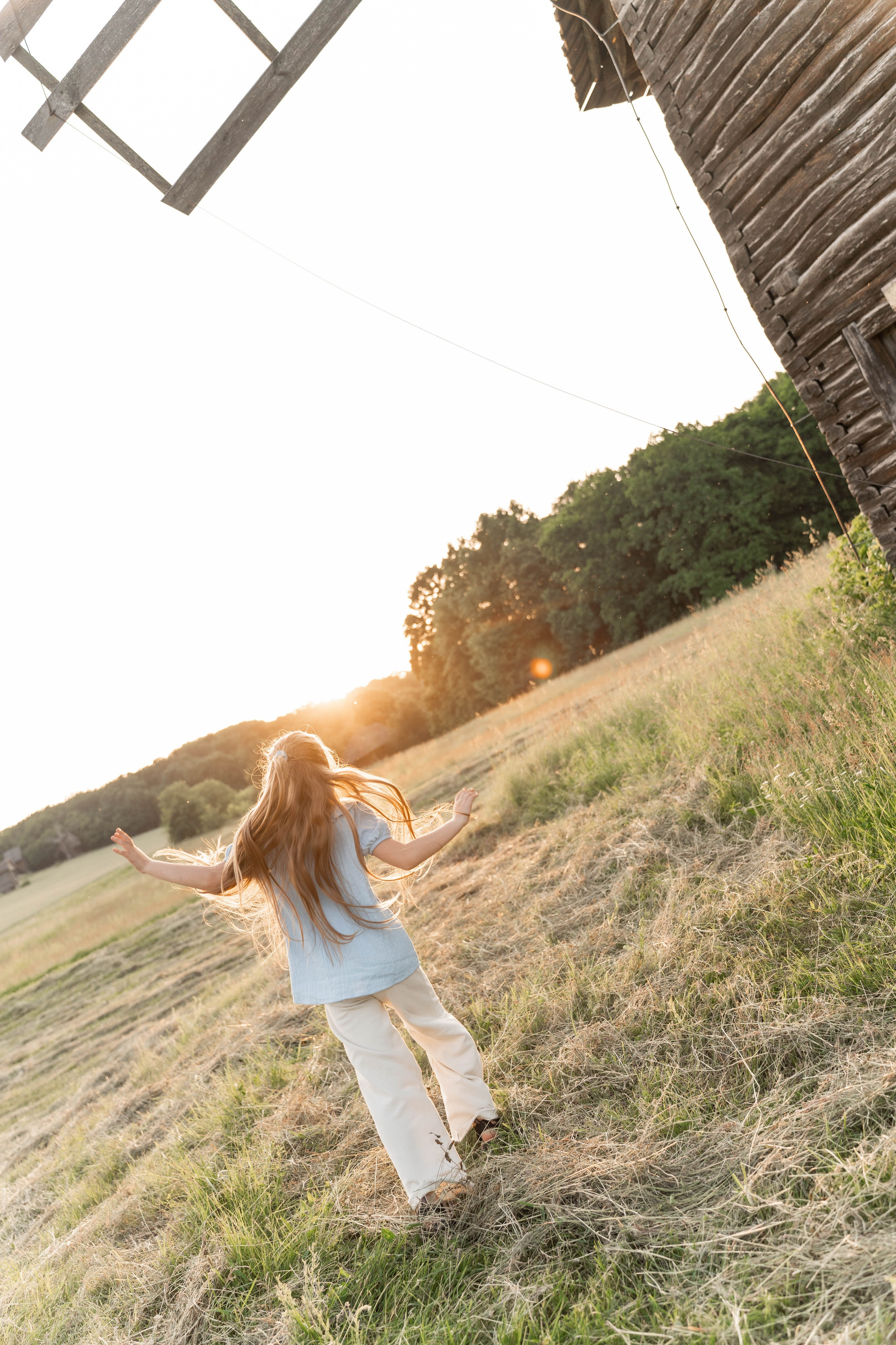 Сімейна фотосесія в Пирогово мами з двома донями. Сімейний фотограф Київ Наталія Шкаврон