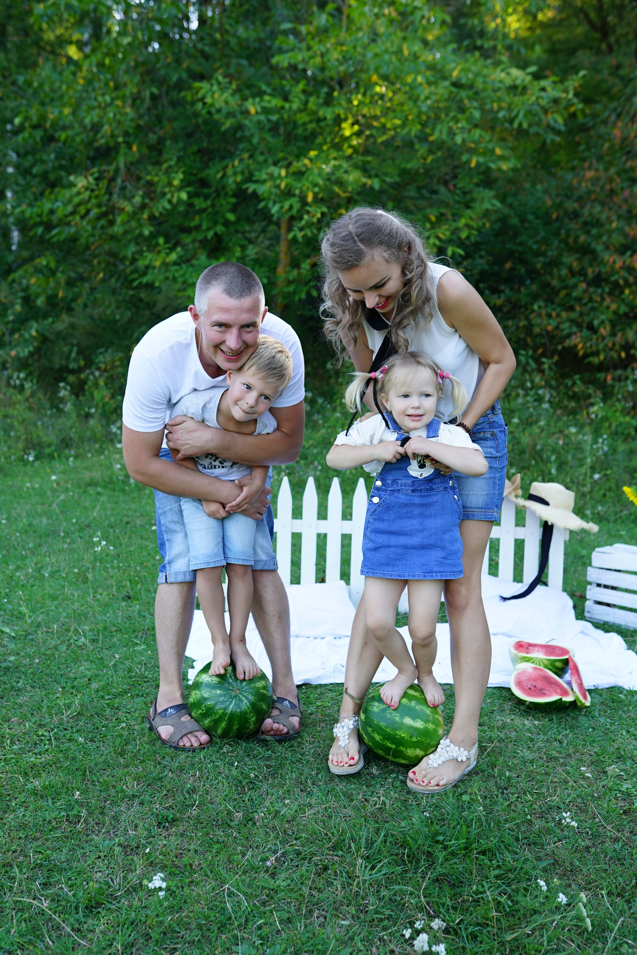 Сімейна фотосесія з кавунами. Family photographer in Kiev Natalia Shkavron
