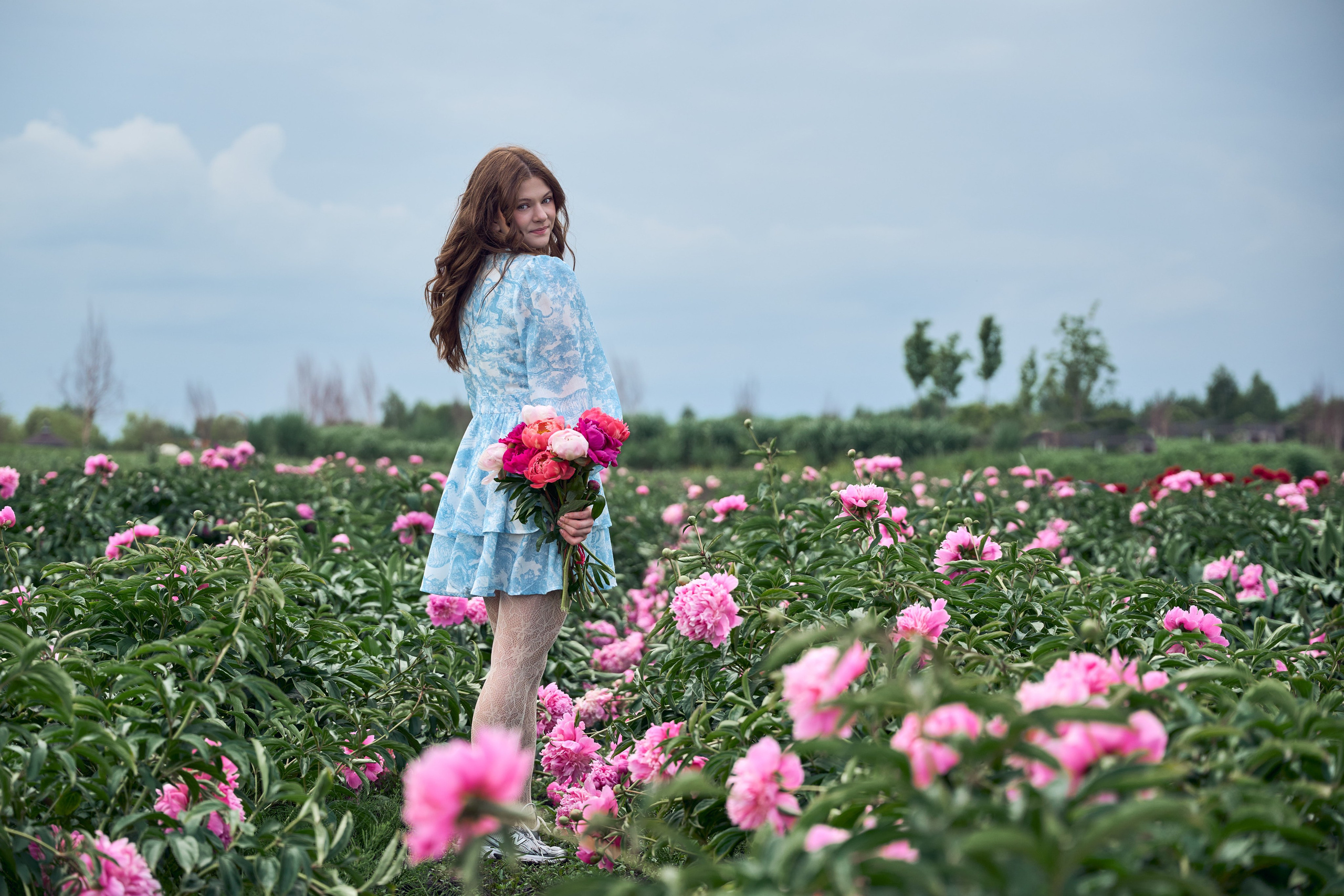 Сімейна фотосесія з піонами у Добропарку. Family photographer in Kiev Natalia Shkavron
