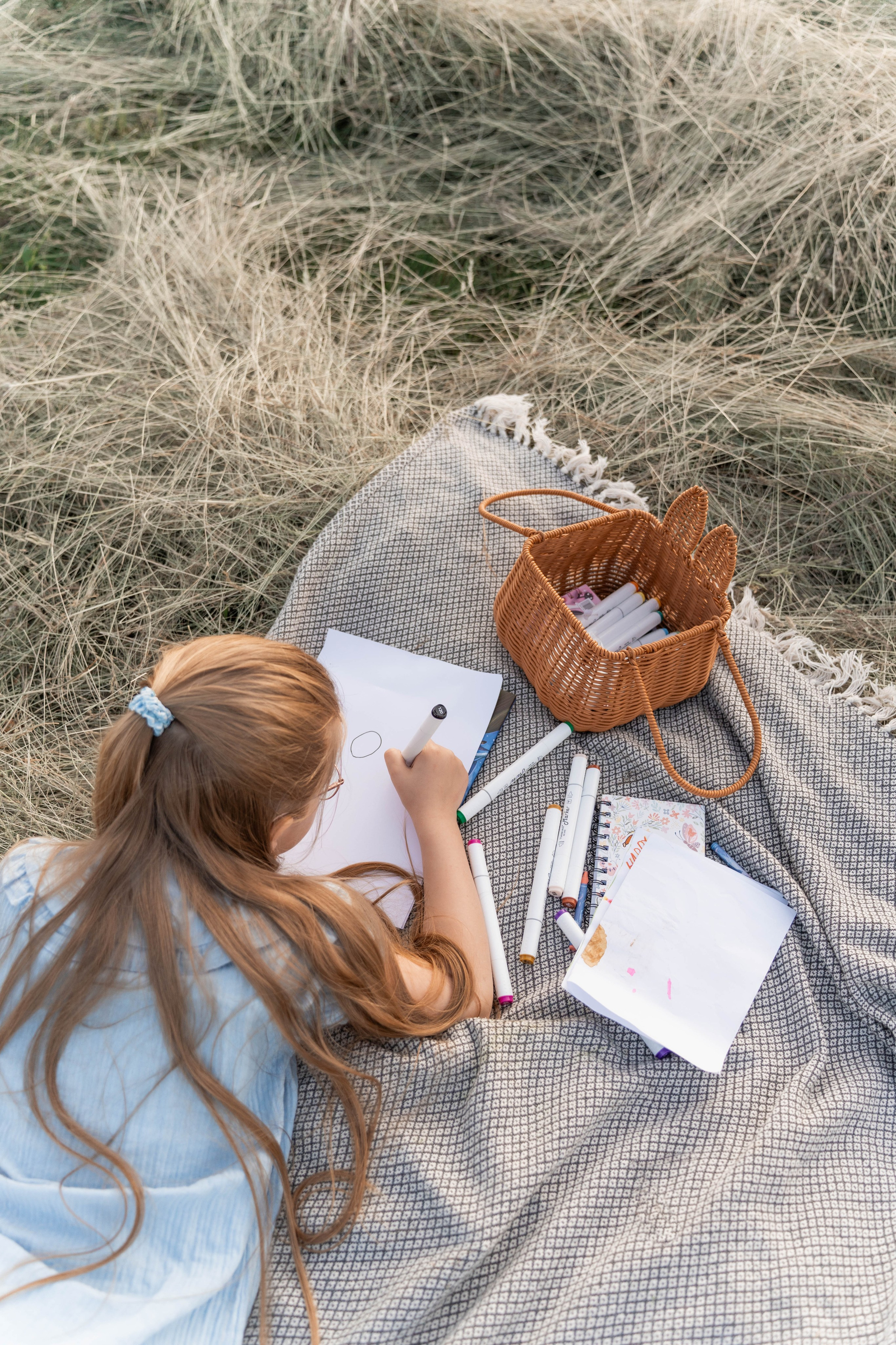 Сімейна фотосесія в Пирогово мами з двома донями. Сімейний фотограф Київ Наталія Шкаврон