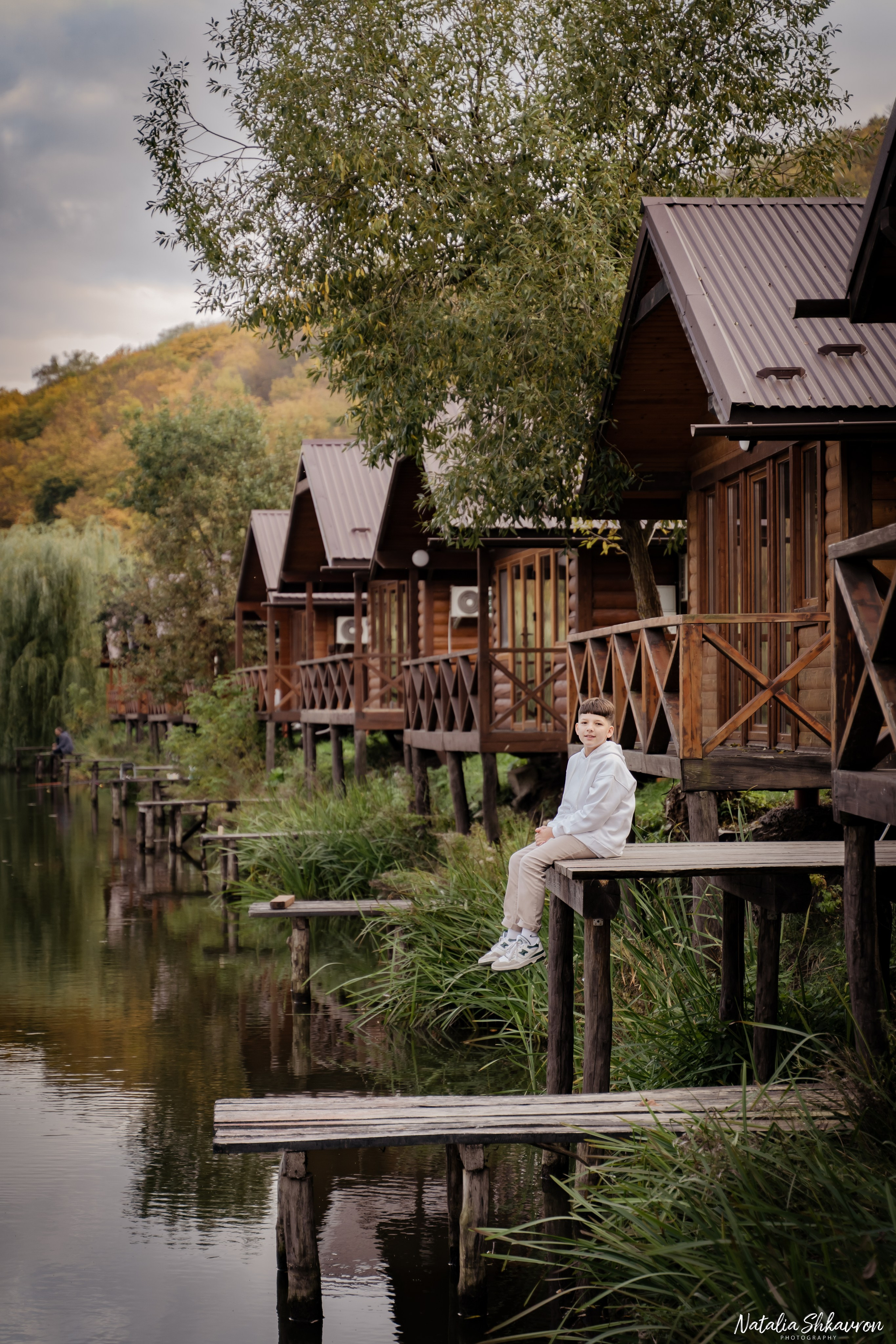 Сімейна фотосесія восени біля води. Family photographer in Kiev Natalia Shkavron