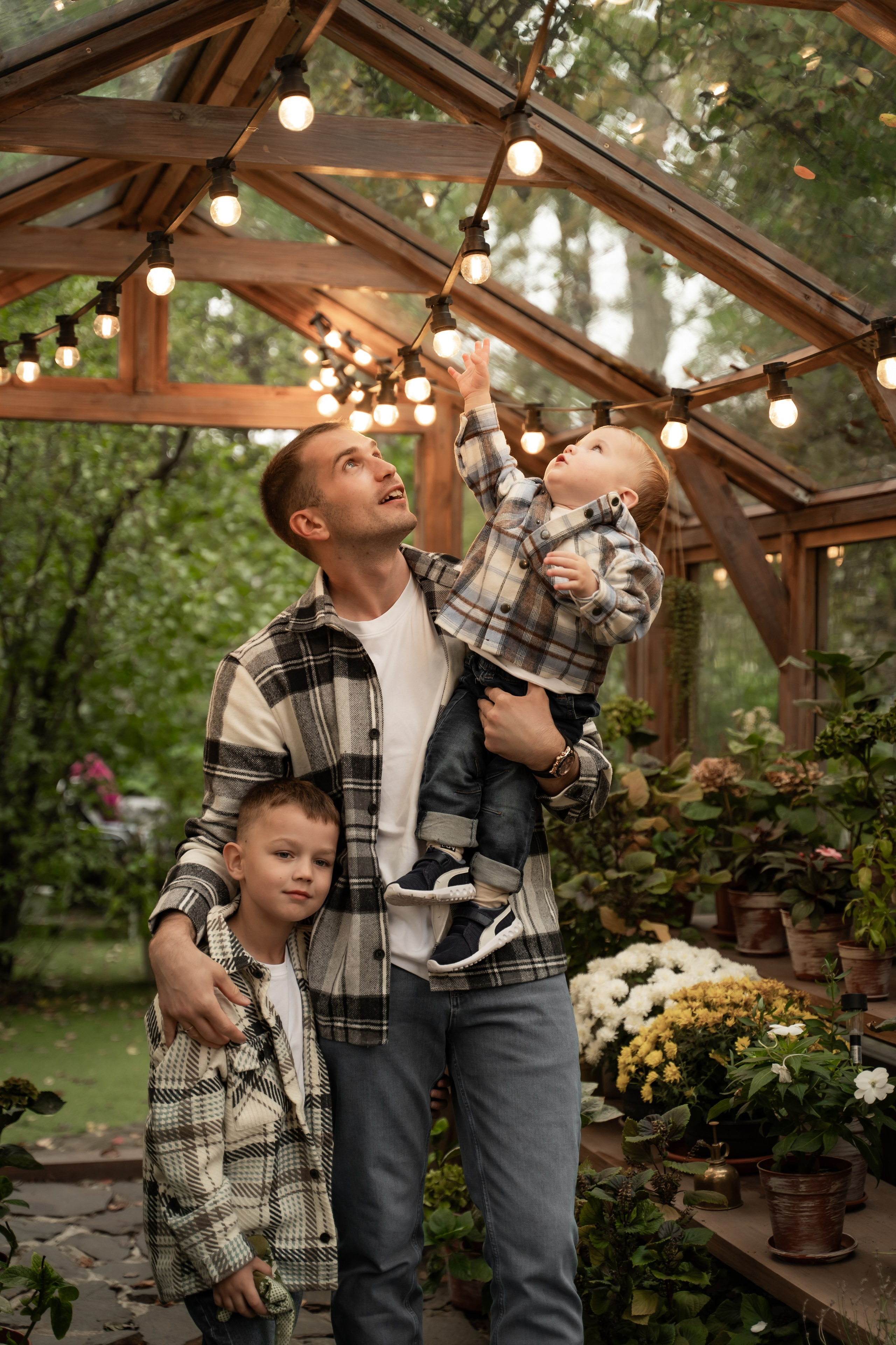 Сімейна фотосесія в саду. Сімейний фотограф Київ Наталія Шкаврон