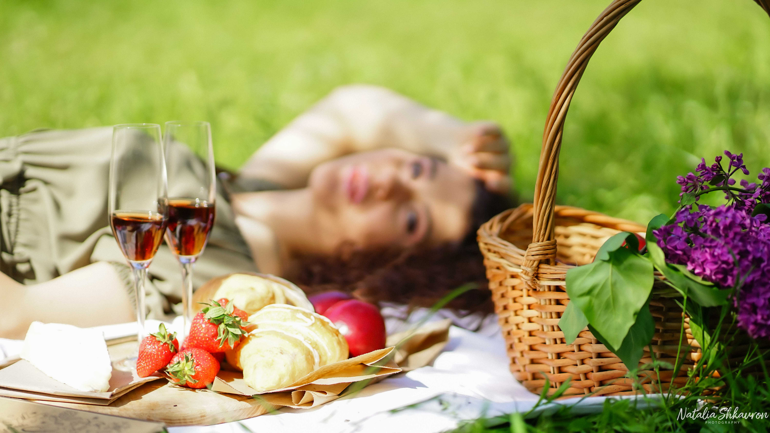 Полуничний фотопікнік 2021. Сімейний фотограф Київ Наталія Шкаврон