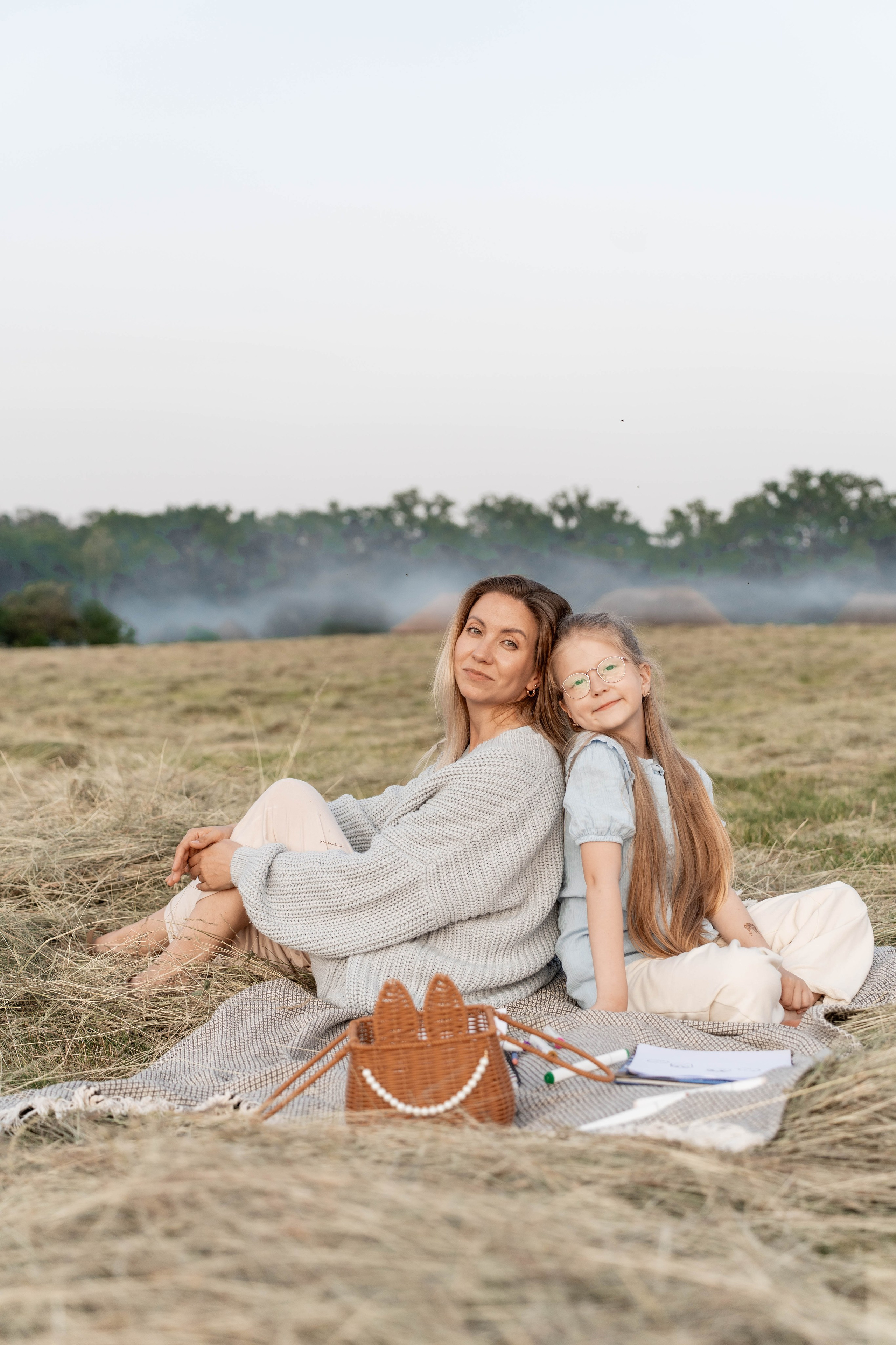 Сімейна фотосесія в Пирогово мами з двома донями. Сімейний фотограф Київ Наталія Шкаврон