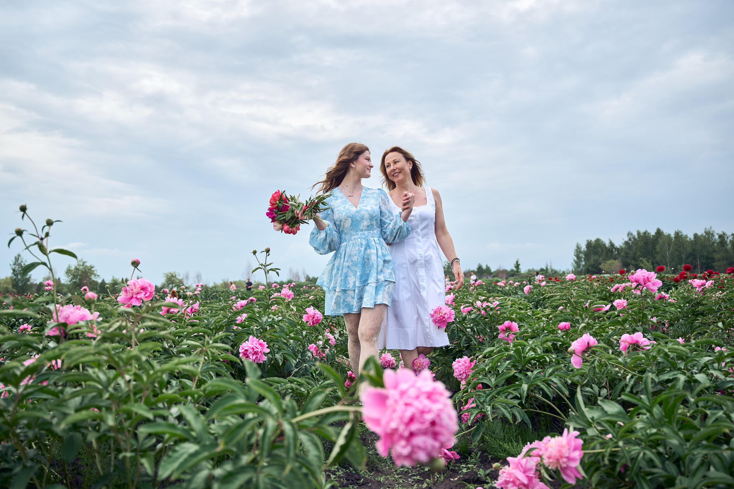 Сімейна фотосесія з піонами у Добропарку. Family photographer in Kiev Natalia Shkavron