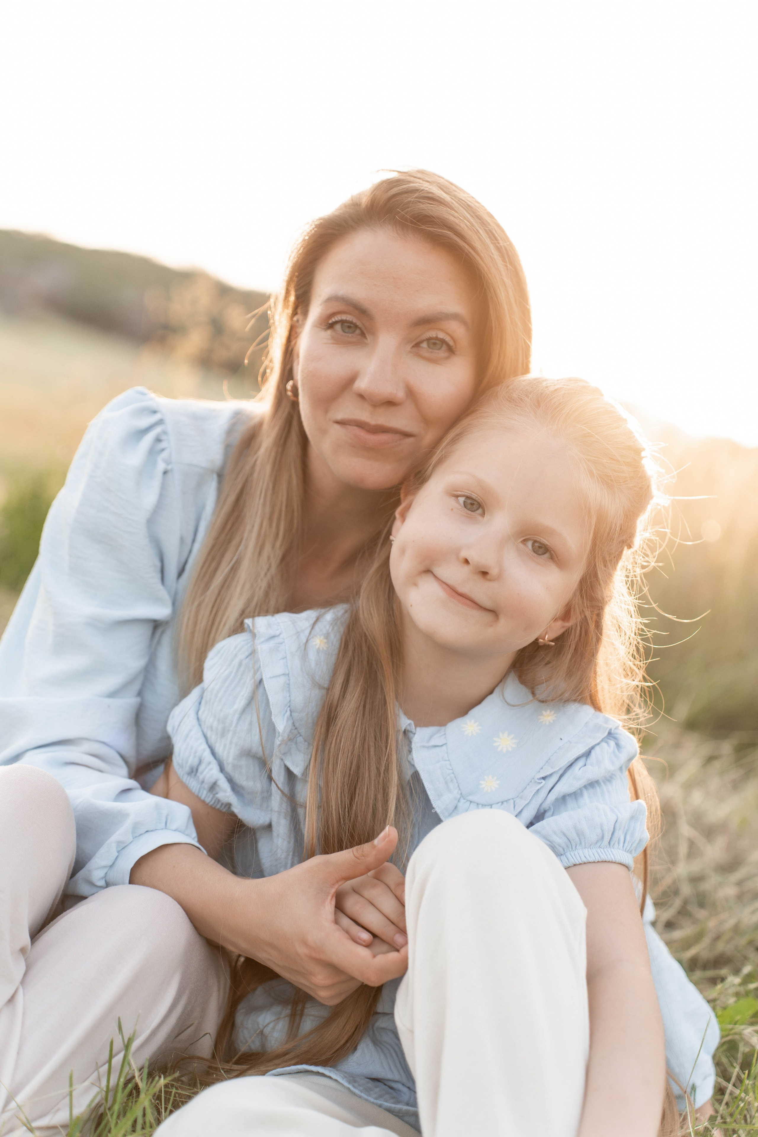 Сімейна фотосесія в Пирогово мами з двома донями. Сімейний фотограф Київ Наталія Шкаврон