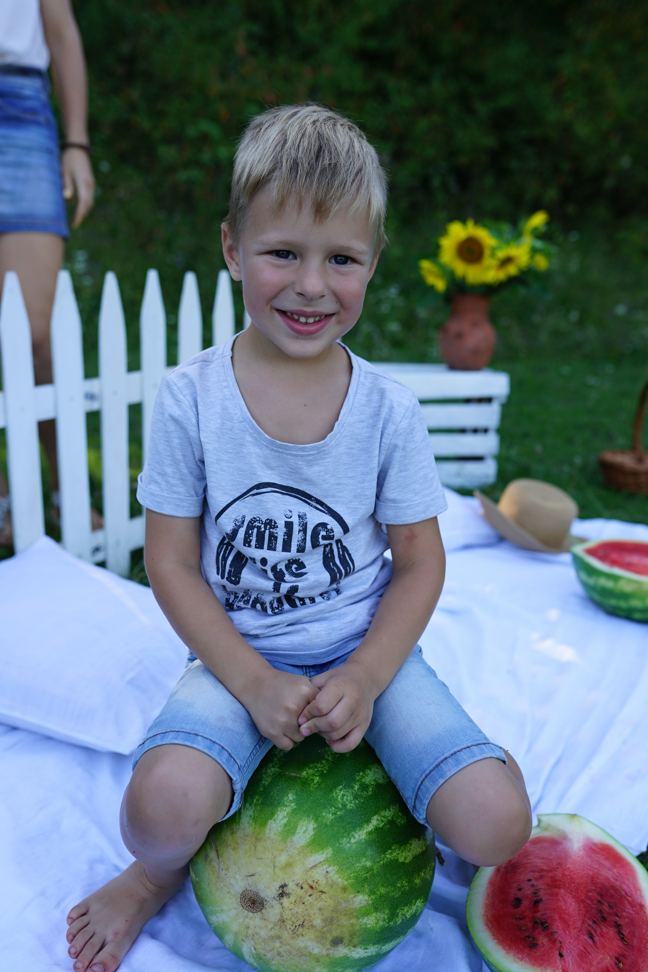 Сімейна фотосесія з кавунами. Family photographer in Kiev Natalia Shkavron