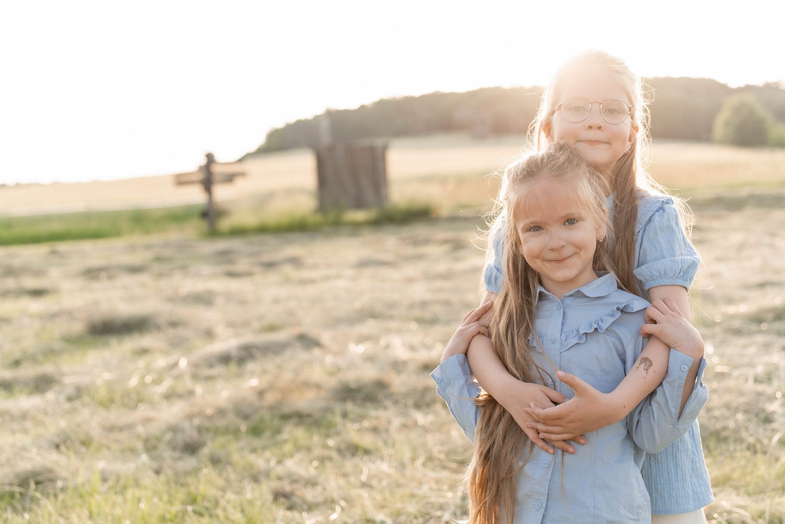 Сімейна фотосесія в Пирогово мами з двома донями. Сімейний фотограф Київ Наталія Шкаврон