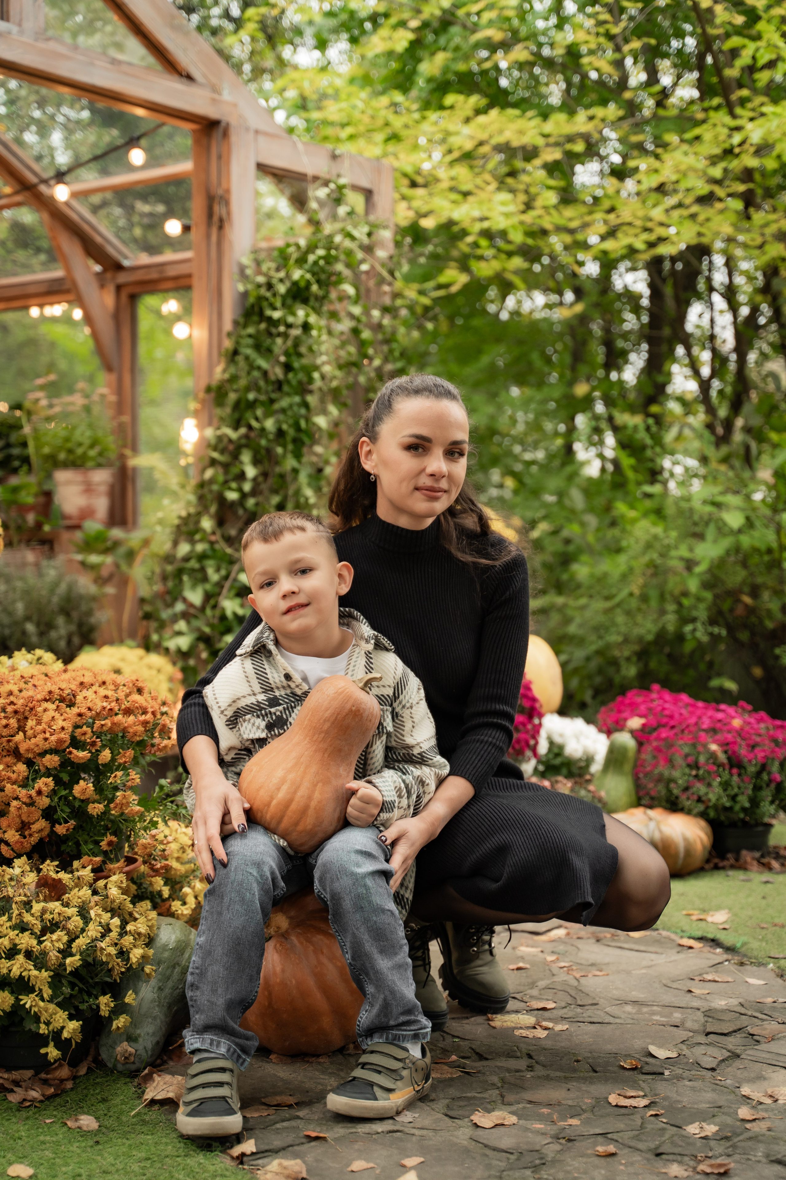 Сімейна фотосесія в саду. Сімейний фотограф Київ Наталія Шкаврон
