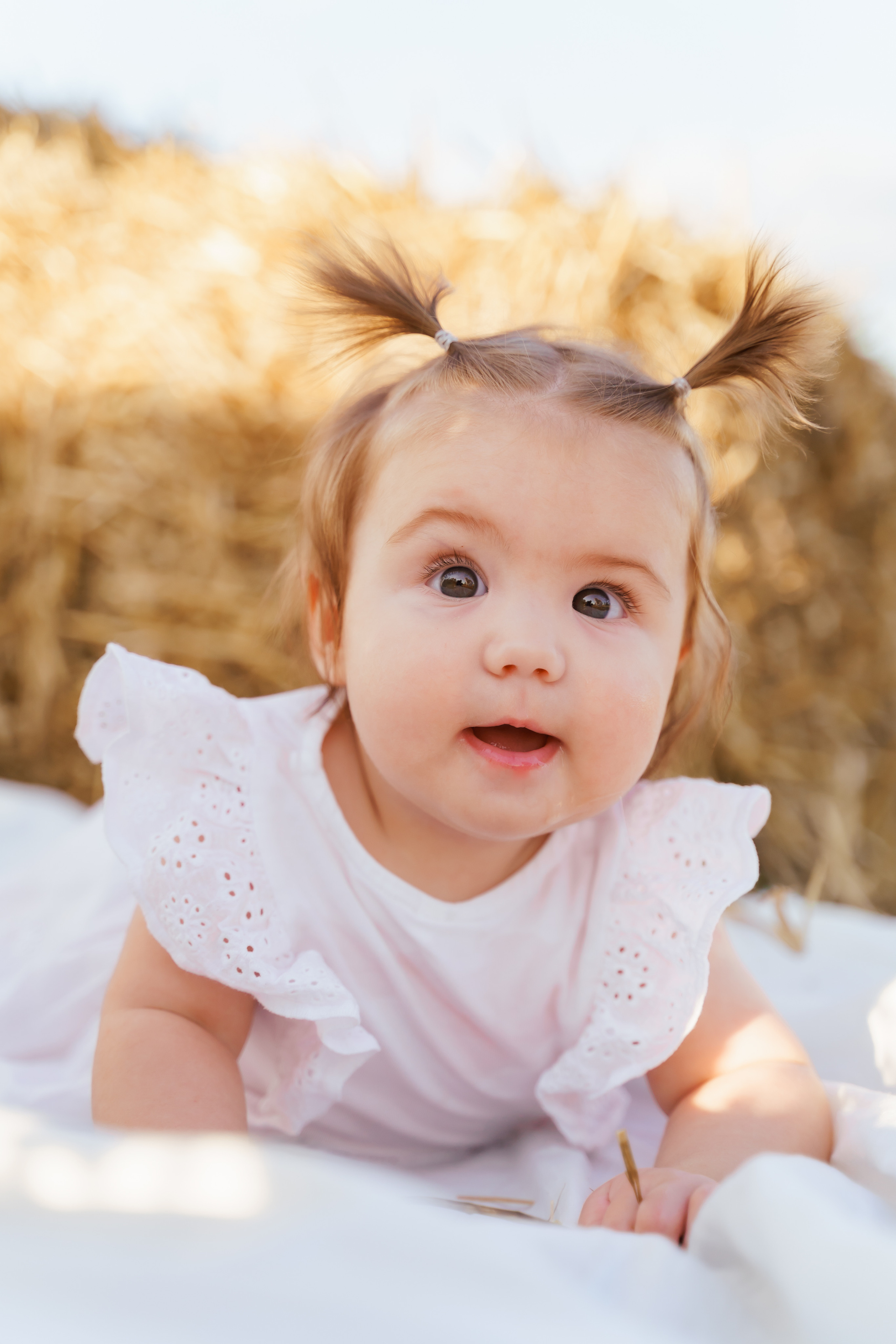 Фотосесія мама та доня в полі з тюками соломи. Сімейний фотограф Київ Наталія Шкаврон