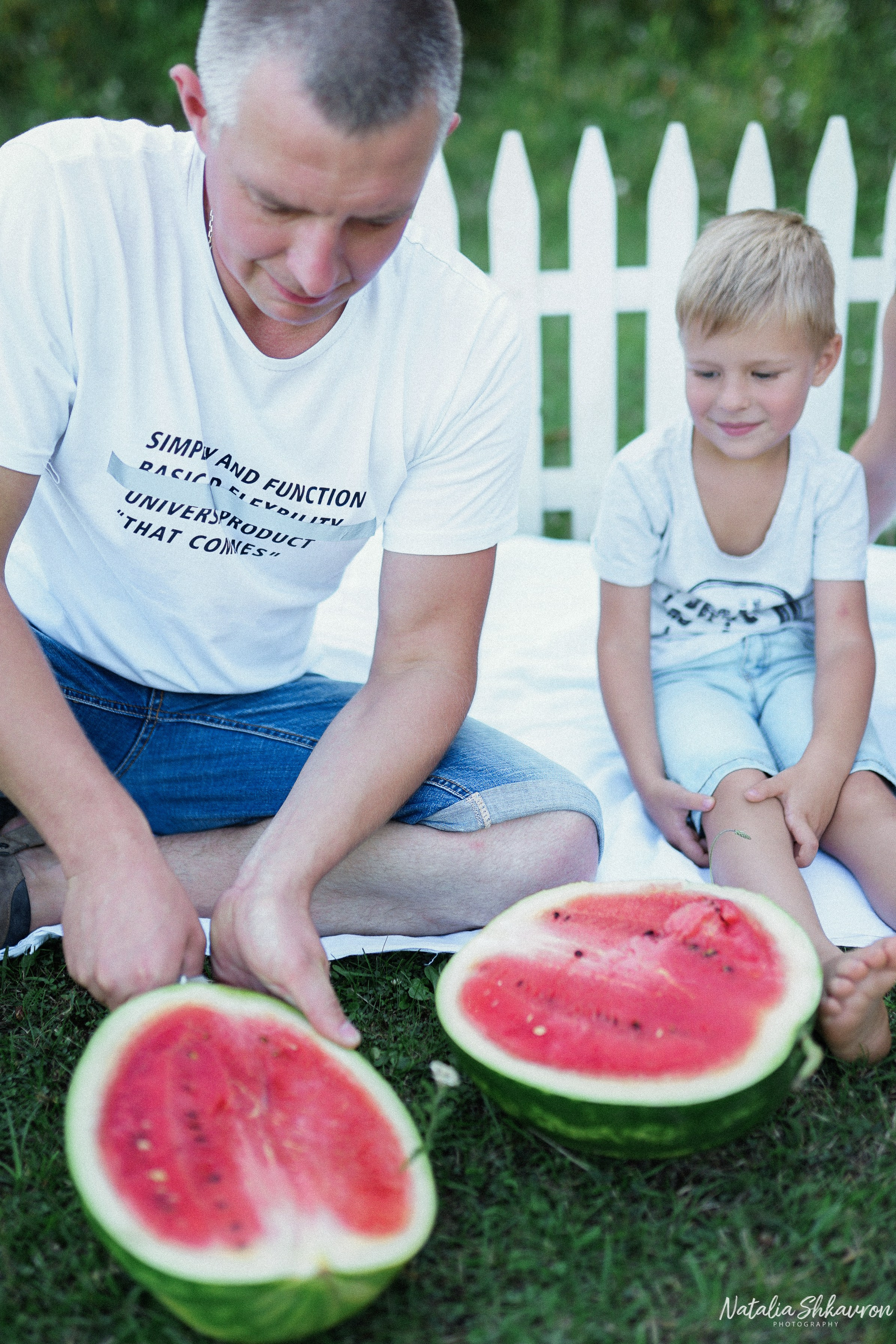 Сімейна фотосесія з кавунами. Family photographer in Kiev Natalia Shkavron