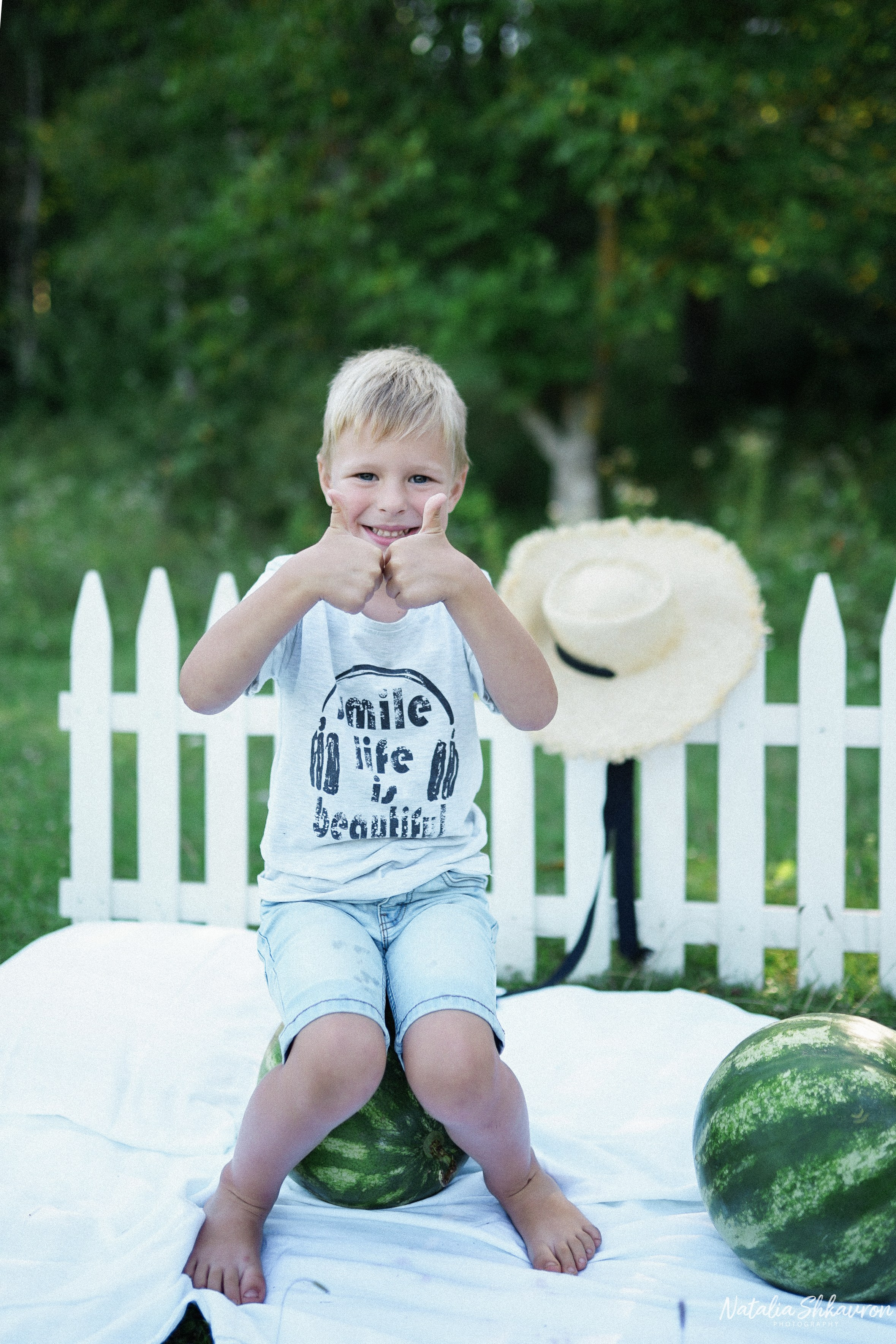 Сімейна фотосесія з кавунами. Family photographer in Kiev Natalia Shkavron