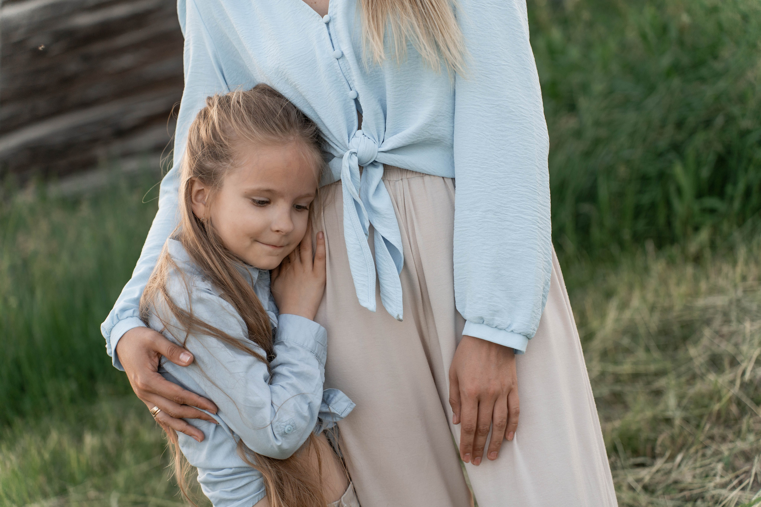 Сімейна фотосесія в Пирогово мами з двома донями. Сімейний фотограф Київ Наталія Шкаврон