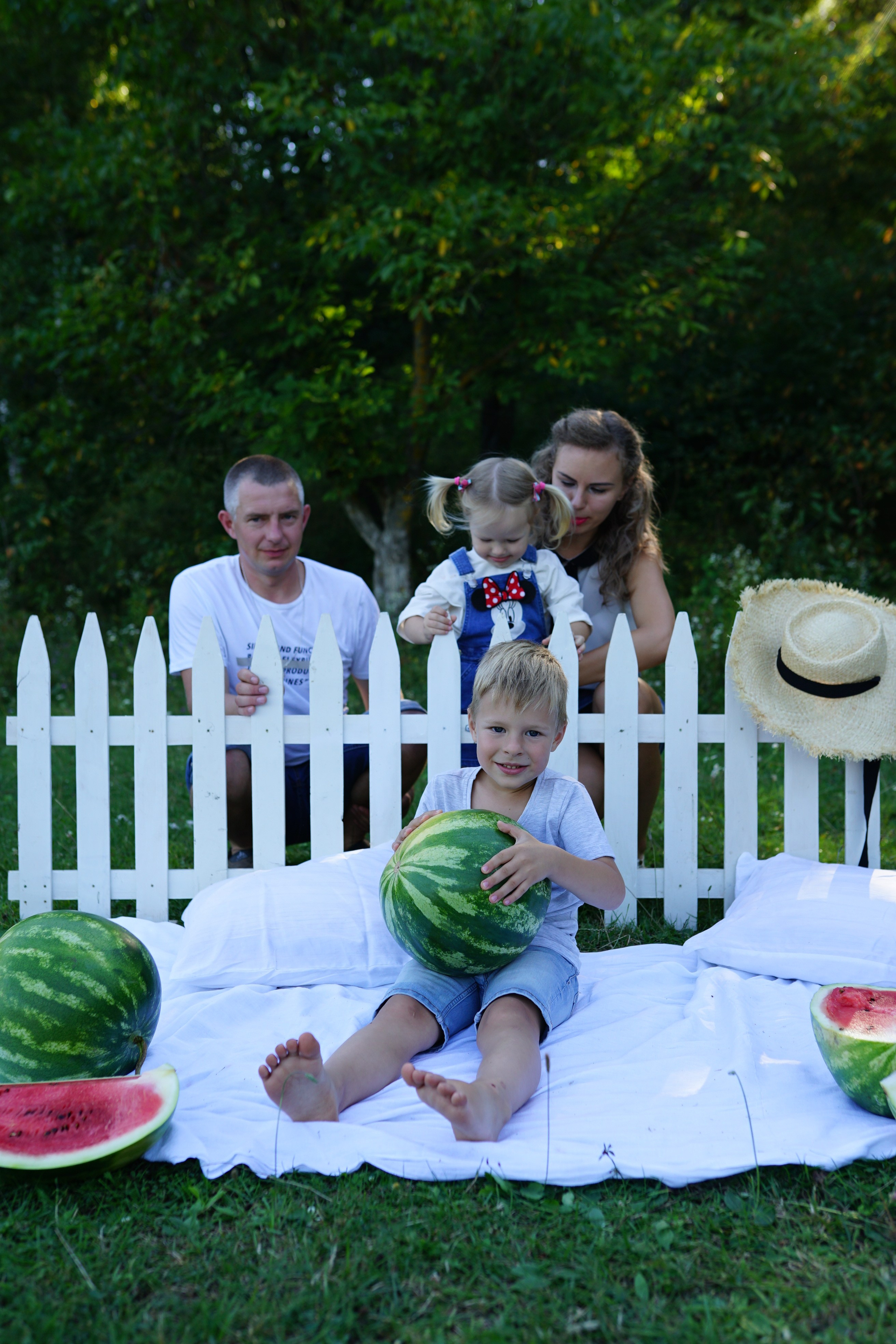 Сімейна фотосесія з кавунами. Family photographer in Kiev Natalia Shkavron